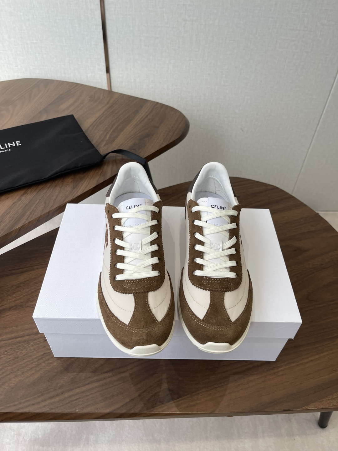 NO:784191,Celine's latest Spring and Summer Racer Forrest Gump shoes, moral training shoes, sports shoes. Many celebrity fashion bloggers have cultivated the design of Forrest Gump shoes. The shoe shape is classic, timeless, cool and versatile. Whether it is a sports style outfit or a casual outfit for daily outings, it can be perfectly adapted to easily enhance the texture of the overall look. Moreover, the design of this pair of shoes is very close to the foot shape, so that walking is not tiring. It is also very breathable in spring and summer, and will not make you sweat.  Whether you are going shopping, traveling or doing sports, it can be your best match. High-mercerized cowhide upper with breathable fabric. Original private model outsole. Size 35-41 (40 to 41 customized, non-returnable), casual shoes/sports shoes, celine, sneakers, cowhide19860909Celine 思琳 春夏最新款Racer 阿甘鞋 德训鞋 运动鞋 超多明星时尚博主种草 阿甘鞋鞋型设计经典永不过时 酷帅又百搭无论是运动风穿搭 还是日常出街的休闲装,它都能完美适配,轻松提升整体造型的质感 而且这双鞋的设计很贴合脚型,走路不累脚,春夏穿着也很透气,不会闷汗 不管你是去逛街、旅行还是运动,它都能成为你的最佳搭子 鞋面高丝光牛皮拼接透气布 原版私模大底 Size35-41（40 41订做不退换）,休闲鞋/运动鞋,celine,sneakers,cowhide,Women's Shoes