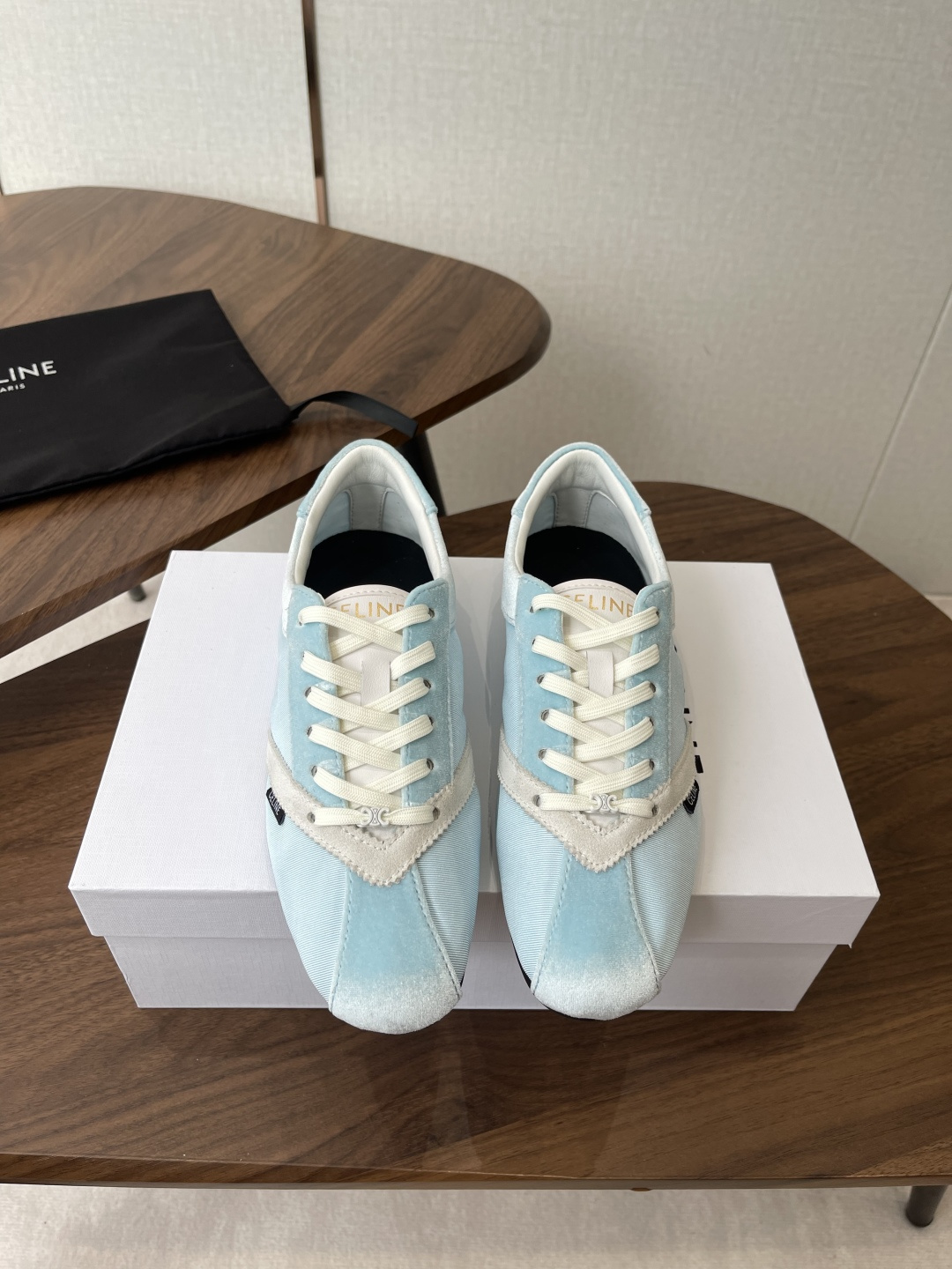 NO:784197,Celine 26ss Celine's new casual shoes, moral training sneakers, purchased and developed at the counter for RMB. A pair of shoes full of street feel, the latest big C design is very good. This shoe has its own unique design. The leather upper is very easy to take care of, unique and unique. The LOGO on the side and heel makes it simple and not out of place. It is a perfect pair of white shoes~~ The upper is imported suede, original molded imported fabric splicing, and sheepskin lining  Original open mold non-slip rubber outsole Size#35-40 (40 is custom-made and non-returnable), casual shoes/sports shoes, celine, sneakers, sheepskin, chamois leather19860909Celine 26ss 思琳新款休闲鞋德训运动鞋 专柜RMB购入开发 充满街头感的一双鞋子,最新大C设计非常赞 这款鞋有它自己独特的设计 皮革鞋面非常好打理,独出心裁,别具一格,侧面与后跟的LOGO让他简单又不失调性,完美的一双小白鞋~~ 鞋面进口麂皮原版开模进口布料拼接 羊皮内里 原版开模防滑橡胶大底 Size#35-40（40 定做不退换）,休闲鞋/运动鞋,celine,sneakers,sheepskin,chamois leather,Women's Shoes