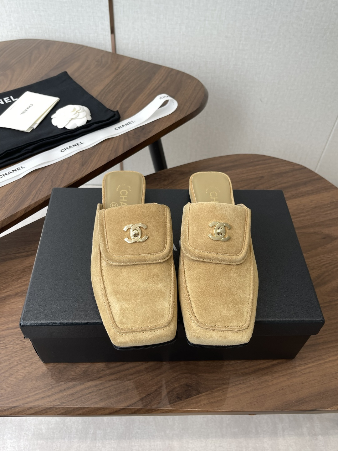 NO:784181,Chanel Xiaoxiang 26ss new spring and summer holiday lazy half-flop, a new design of Xiaoxiang, the upper is decorated with double C hardware, simple and versatile, super beautiful on the feet, no matter how you look at it, the upper is sheepskin/cow suede/sheepkin, the lining is sheepskin, the outsole is Italian genuine leather, Size#35-41 (40 41 custom-made, non-refundable), half-drag, chanel, sheepskin, sheep, Leather soles19860909Chanel 小香 26ss 春夏新品度假 懒人半拖 小香的一款全新设计 鞋面搭配双C五金装饰 简约百搭上脚超级美的 怎么看都超美 鞋面羊皮/牛反绒/羊京 内里垫脚羊皮 大底意大利真皮大底 Size#35-41（40 41 订做不退换）,半拖,chanel,sheepskin,sheep,Leather soles,Women's Shoes