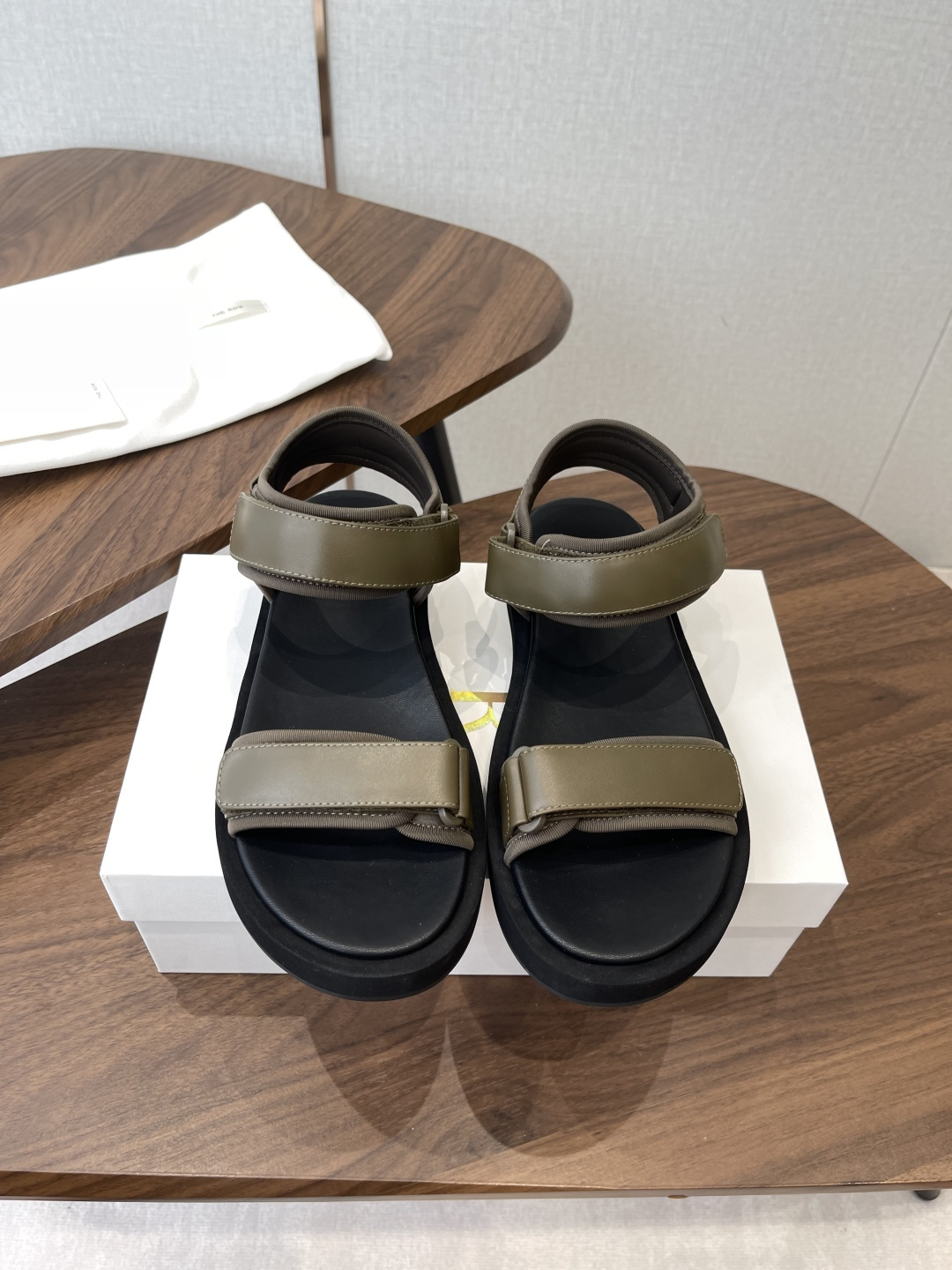NO:784171,The 26sssthe row Velcro sandals produced in Wanguan, both in terms of material and style, embody the healthy and comfortable return to nature. No need to break in, and you will feel more and more loved after wearing them. This pair looks simple but it does not lack the quality performance it should have. The price on the counter is about 7K-8k. Although it is niche, it is not cheap!  The entire pair of shoes is made of custom-made imported calfskin. The leather is soft and smooth. It has excellent leather texture and last craftsmanship. When you put it on, you can experience the carefully considered humanized design. The all-leather foot bed feels particularly good on your feet. It is very comfortable and lightweight. It is naturally versatile. In summer, a simple pair of sandals can be worn in various styles. The color is black/dark green/white. They all look good. Outsole: mold midsole wear-resistant rubber backing combination  Size 35-40 (40 customized), sandals, sandals, cowhide19860909莞产26ssthe row 魔术贴凉鞋,这一双不论是材质还是款式,都体现着回归自然的健康舒适,无需磨合,上脚后越穿越爱.这一双看着简单但它丝毫不缺该有的质感表现,柜上价格大概在7K-8k左右,虽然它小众但它并不廉价！ 整双鞋采用定制进口小牛皮,皮质柔软光滑,出色的皮料质感和楦型工艺,穿上它就能体会到那种经过用心考量的人性化设计,全皮脚床脚感特别好,非常舒适轻便,自然也百搭,夏天一双简单的凉鞋就能穿出各种风格, 颜色黑色/墨绿色/白色都好看 大底:模具中底耐磨绒橡胶底片组合 码数35-40（40定做）,凉鞋,sandals,cowhide,Women's Shoes