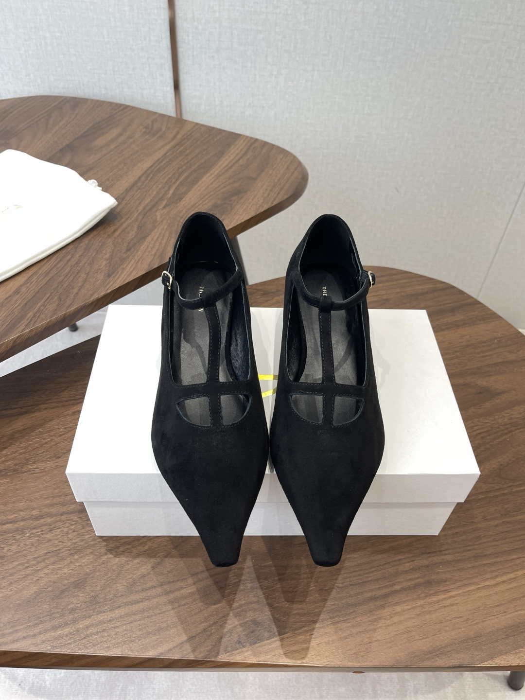 NO:784162,The Row 2026 spring and summer minimalist high-end cat-heeled shoes!  This minimalist design is really amazing and so high-end!  No wonder The Row’s products are known as “the correct way to open high-end products.” [Color] The 6.5CM heel design is so versatile and wearable!  Calfskin upper, sheepskin lining, injection molded leather outsole imported from Italy!  Heel height: 3.5cm Size #35-40 (40 orders are not returnable), high heels, single shoes, high heels, cowhide, sheepskin, Leather soles19860909The Row 2026春夏极简高级猫跟单鞋！这极简的设计真的绝啦,太高级啦！ 难怪The Row的东西被誉为“高级的正确打开方式”[色]6.5CM跟高的设计也太百搭太适穿啦！ 鞋面小牛皮 内里垫脚羊皮 意大利进口注塑真皮大底！ 跟高:3.5cm Size#35-40（40订做不退换）,高跟鞋单鞋,high heels,cowhide,sheepskin,Leather soles,Women's Shoes
