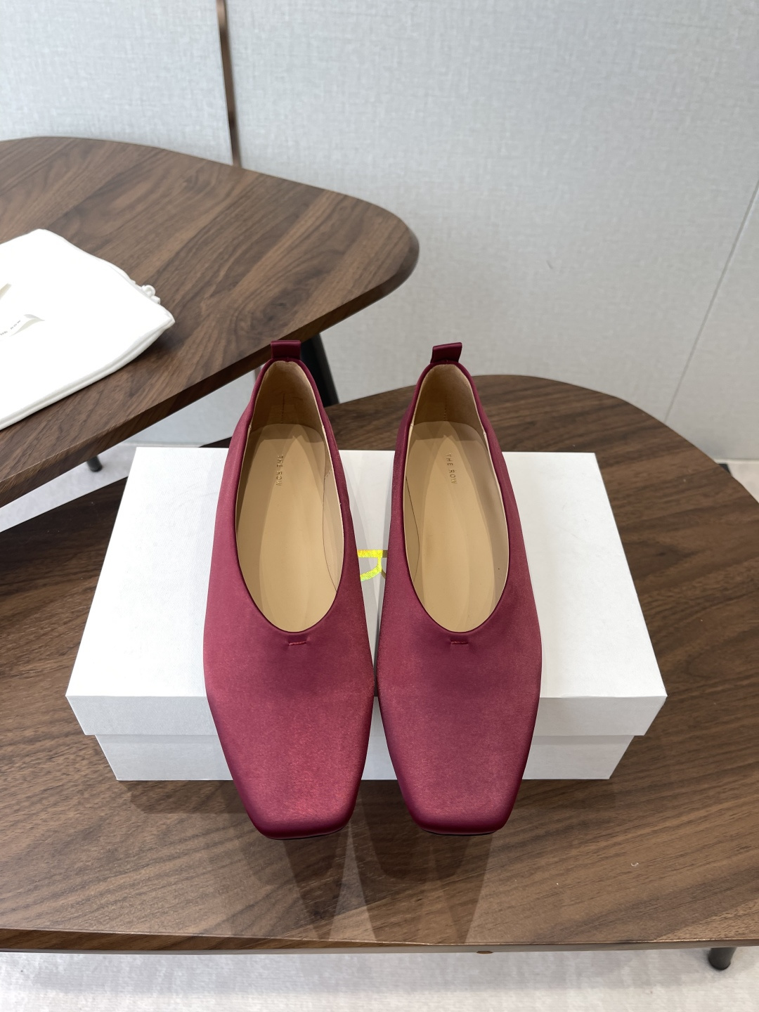 NO:784166,The Row26ss new minimalist square-toe shoes for early spring. These square-toe flat shoes have 'minimalist high-end' engraved in their bones.  Soft and delicate leather, the upper foot is so soft that it feels like stepping on clouds. The square-toe shoe shape does not squeeze the foot, but can also quietly elongate the foot shape, making the foot slimmer. The 4 colors are classic black, retro brown, burgundy, and dark green. They can cover all your dressing scenes. Wear it with a suit for commuting and instantly become a capable and intellectual workplace heroine. Wear it with a small skirt on a date, and the gentle atmosphere will be full. Wear jeans for daily use, and you can easily feel relaxed and fashionable.  No need to worry about matching, the upper foot has a high-end feel with its own filter, the soft sole is non-slip, and the feet will not be worn out all day long. Comfort and appearance are both online. Wear low-key luxury on the feet, and every step is elegant and calm. The upper is imported silk, the lining is mixed sheepskin, and the outsole is Italian genuine leather. The outsole is injection molded, size 35-40 (40 size customization is non-refundable), single shoes, skirts, jeans, business suit, sheepskin, real silk, Leather soles19860909The Row26ss早春新款极简方头单鞋 这双方头平底单鞋,把「极简高级」刻进了骨子里 软糯细腻的皮质,上脚软到像踩在云朵上,方头鞋型不挤脚,还能悄悄拉长脚型,巨显脚瘦,经典黑、复古棕、酒红、墨绿4色,承包你所有穿搭场景,通勤搭西装,秒变干练知性的职场大女主,约会配小裙子,温柔氛围感直接拉满,日常穿牛仔裤,松弛感时髦信手拈来. 不用费心搭配,上脚就是自带滤镜的高级感,软底防滑,暴走一天都不磨脚,舒适与颜值双在线,把低调奢华穿在脚上,每一步都优雅从容. 鞋面进口真丝 内里混种羊皮 大底意大利真皮大底注塑射出 size35-40码（40码定制不退换）,单鞋,skirts,jeans,business suit,sheepskin,real silk,Leather soles,Women's Shoes