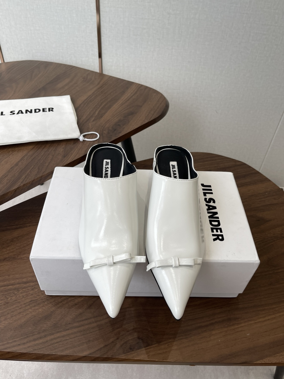 NO:784156,JILSANDER 26ss spring and summer personalized trendy new product. Genuine purchase and development, perfect reproduction one-to-one. Classic line design, a versatile summer item, loved by Internet celebrity bloggers and ladies, various praises on social platforms, super popular, high quality, breathable and super comfortable. Imported cowhide open edge beads on the upper, sheepskin lining, Italian genuine leather outsole Size35-41 (40  41 (custom-made, non-returnable), semi-high heels, jil sander, high heels, cowhide, sheepskin, Leather soles19860909JILSANDER 26ss 春夏个性潮流新品 正品购入开发、完美复刻一比一做法 经典的线条设计、炒鸡百搭的一款夏季单品, 网红博主小姐姐们的挚爱,社交平台的各种夸赞,人气超高质感透气超级舒适 鞋面进口进口牛皮开边珠 内里羊皮 大底意大利真皮大底 Size35-41（40 41订做不退换）,半拖高跟鞋,jil sander,high heels,cowhide,sheepskin,Leather soles,Women's Shoes