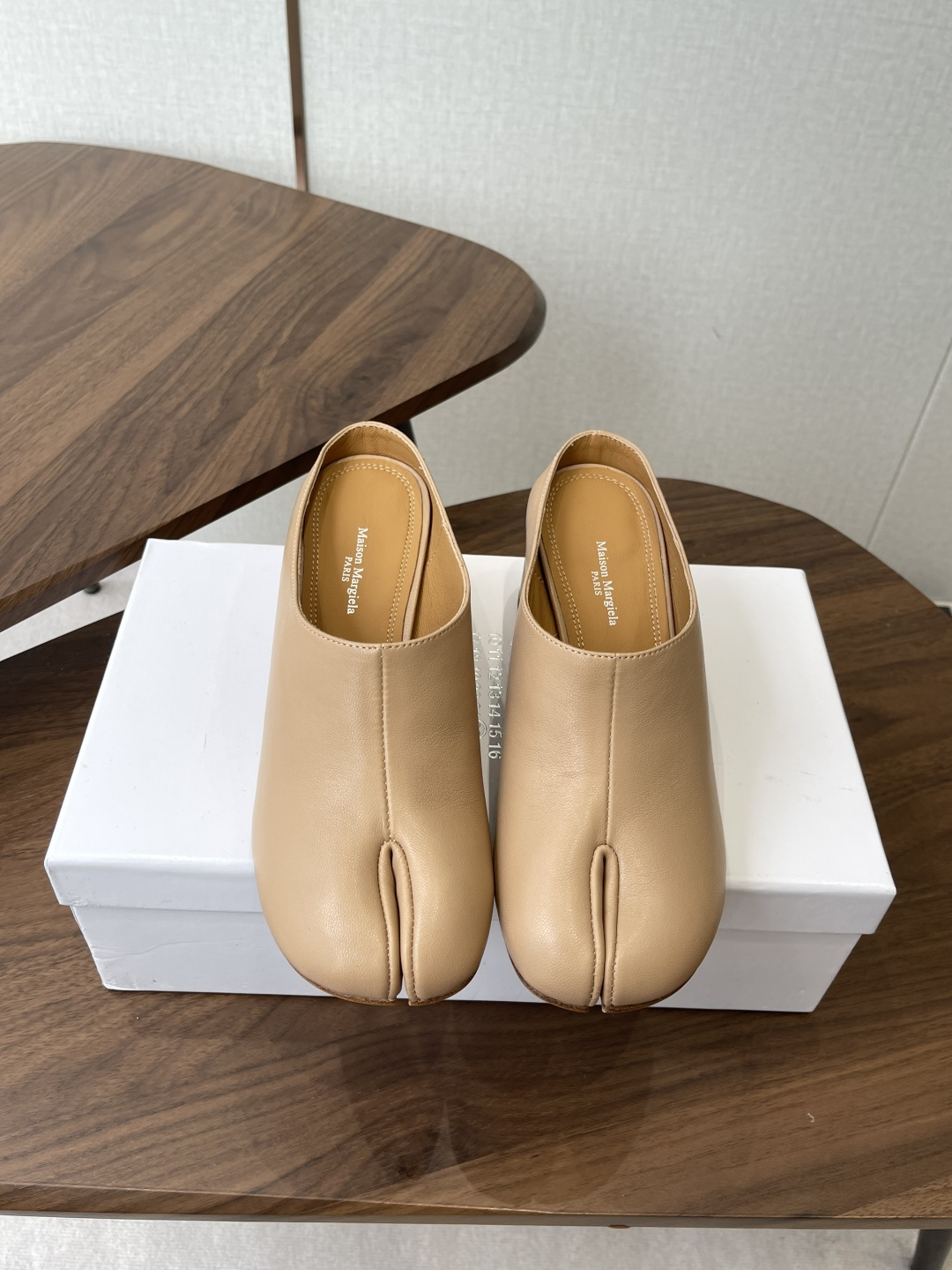 NO:784144,Maison Margiela丨MM6 Margiela 26ss new thick-heeled Mary Jane split-toe shoes Tabi split-toe shoes Original molded double-layer leather soles Original sleeve-lasted shoes are very generous and can be easily matched with various styles The gospel of short legs The upper body becomes longer legs in an instant  35-41 (40 41 customization is non-returnable), split-toe shoes, masion margiela, masion margiela, mary jane, sheepskin19860909Maison Margiela丨MM6马吉拉26ss新款粗跟玛丽珍分趾鞋 Tabi分趾鞋 原版开模双层真皮鞋底 原版套楦鞋型很大方 搭配各种风格都 轻松驾驭 小短腿的福音 上身瞬间秒变大长腿 上脚不被常规所拘束,随心所欲做自己～上脚炒鸡柔软舒适 鞋面进口羊皮 内里原版羊皮 大底原版意大利双层真皮底跟 Size: 35-41（40 41定制不退换）,分趾鞋,masion margiela,masion margiela,mary jane,sheepskin,Women's Shoes