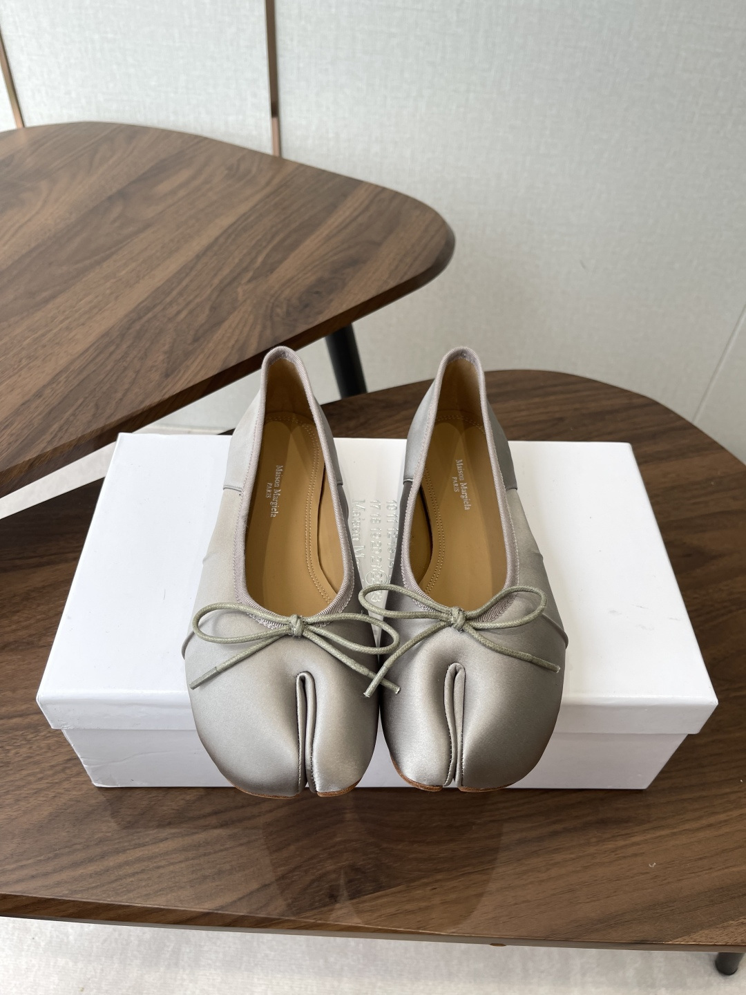 NO:784140,Maison Margiela 26ss new Tabi split-toe shoes, ballet shoes, original molded double-layer leather soles, original set-lasted shoes are very generous, easy to match with various styles, the gospel of short legs, the upper body instantly becomes longer legs, the feet are not constrained by convention, do whatever you want ~ soft and comfortable on the feet, original silk upper, original sheepskin lining, tall sole, original Italian double-layer leather sole, Size #35-41 (40  41 Custom-made (non-refundable), split-toe shoes, masion margiela, sheepskin, real silk19860909Maison Margiela马吉拉26ss新款 Tabi分趾鞋 芭蕾舞鞋 原版开模双层真皮鞋底 原版套楦鞋型很大方 搭配各种风格都 轻松驾驭 小短腿的福音 上身瞬间秒变大长腿 上脚不被常规所拘束,随心所欲做自己～上脚炒鸡柔软舒适 鞋面原版真丝 内里原版羊皮 跟高大底原版意大利双层真皮底跟 Size#35-41（40 41 订做不退换）,分趾鞋,masion margiela,sheepskin,real silk,Women's Shoes