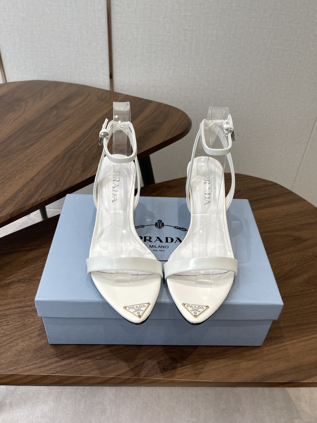 NO:784136,Prada Prada 2026 early spring new high-heeled pointed-toe sandals. These high-heeled shoes are equipped with comma heels. Triangular metal buckle shoes reinterpret Prada's past design elements, creating a mixed shoe shape that combines soft pointed-toe silhouette and sports elements. The upper is imported mirror patent leather/open edge beads, sheepskin lining, genuine leather outsole, heel height 7.5cm, size 35-41 (40)  41 Customized (no return or exchange), high heels and sandals, prada, prada, sandals, high heels, sheepskin, Leather soles19860909Prada普拉达 2026早春新款 高跟尖头凉鞋 这款高跟鞋配有逗号跟,三角金属扣鞋履重释Prada往昔的设计元素,营造出融柔美的尖头廓形和运动元素于一身的混搭鞋型. 鞋面进口镜面漆皮/开边珠 羊皮内里 大底真皮大底 跟高7.5cm 码数35-41（40 41定制不退换）,高跟鞋凉鞋,prada,prada,sandals,high heels,sheepskin,Leather soles,Women's Shoes