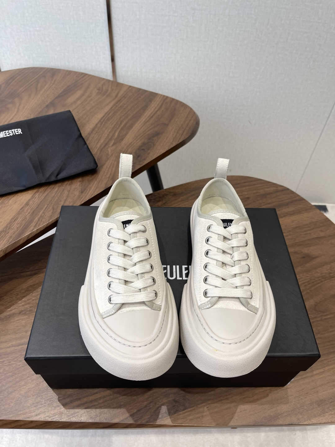 NO:784132,Ann Demeulemeester's new thick-soled casual shoes | Minimalist style statement When black and white classics collide with retro thick soles, Ann Demeulemeester's new casual shoes reconstruct daily wear with 'restrained luxury'. The lightweight sole + soft lining make walking like walking on clouds, and your feet will not be tired after long-term wear. Whether you are commuting, citywalking, or lazy outing on the weekend, it can support your rhythm with a 'relaxed feeling'. Material cowhide and suede.  Size 35-40 (40 customized), casual shoes/sports shoes, sneakers, cowhide19860909Ann Demeulemeester 新款厚底休闲鞋｜极简主义者的风格宣言 当黑白经典撞上复古厚底,Ann Demeulemeester 新款休闲鞋以“克制的奢华”重构日常穿搭. 轻量鞋底+柔软内里,行走如踏云絮,久穿不累脚.无论是通勤赶路、citywalk漫游,还是周末慵懒出街,它都能以“松弛感”托住你的节奏.材质牛皮 牛反绒. 码数35-40（40定制）,休闲鞋/运动鞋,sneakers,cowhide,Women's Shoes