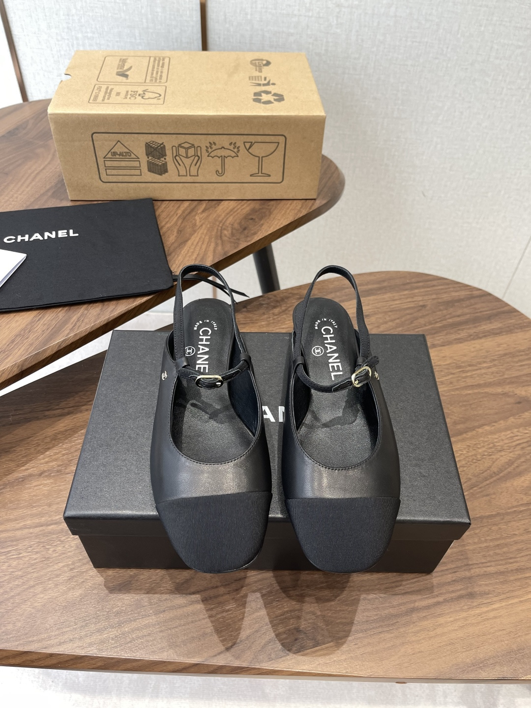 NO:784128,Who knows about the 2026 popular small fragrance style color-blocked Mary Jane produced in Wandan!  This pair of little fragrant Mary Janes has really grown on my heart. It has a classic square-toe color-blocking design and a French romance that is instantly captivating. The soft sheepskin upper is extremely comfortable for the feet and does not wear out your feet at all. You will not feel tired after running around for a day~ Whether it is paired with a small skirt or jeans, it can easily create a sense of atmosphere, gentle and noble!  It's all ready for the morning commute and weekend dates, sisters, hurry up. The upper is made of fine soft sheepskin material, which is soft to the skin and has a high-end texture. The classic black and white color matching design reproduces the essence of Xiaoxiang style. The square toe shape is neat, perfectly modifying the foot shape, and the upper foot is full of elegance. Available in black and white/apricot black, both appearance and comfort are online!  Wearing it will make you look like a beauty with a sense of atmosphere. You will get a good deal if you close your eyes. Fabric mixed sheepskin, sheepskin lining, genuine leather outsole, size 35-40 (40 customized), half drag, mary jane, skirts, jeans, sheepskin, Leather soles19860909莞产2026爆款小香风拼色玛丽珍 谁懂啊！这双小香风玛丽珍真的长在了我的心巴上 经典的方头拼色设计,一眼沦陷的法式浪漫 软羊皮鞋面上脚巨舒服,完全不磨脚,暴走一天都不累～ 无论是搭配小裙子还是牛仔裤,都能轻松拿捏氛围感,温柔又显贵！ 早八通勤、周末约会全拿捏,姐妹们快冲 鞋面采用细腻软面羊皮材质,触感亲肤柔软,质感高级.经典的黑白拼色设计复刻了小香风精髓,方头鞋头造型利落,完美修饰脚型,上脚尽显优雅气质. 黑白/杏黑两色可选,颜值与舒适度双在线！ 穿上就是氛围感美女,闭眼入不亏 面料混种羊皮 内里羊皮 大底真皮大底 码数35-40（40定制）,半拖,mary jane,skirts,jeans,sheepskin,Leather soles,Women's Shoes