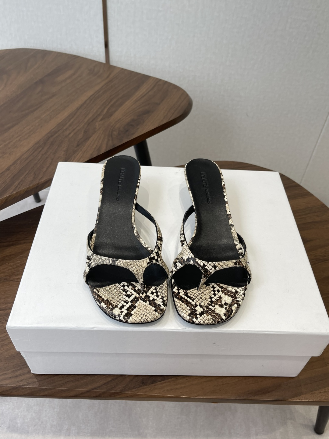 NO:781679,Khaite 26 ss new round toe stiletto sandals, very elegant round toe high heels, versatile and easy to wear, no matter what style of clothes you wear, you can easily control it no matter what style of clothes you wear. It is instantly intellectual and elegant, buy it for the goddess. Imported sheepskin upper, imported sheepskin lining, genuine leather outsole Size #35-40 (40 orders made, non-refundable), high-heeled shoes, sandals, high heels, slippers, sheepskin, Leather soles19860909Khaite 26 ss 新款圆头 细跟 凉鞋 非常优雅的圆头头高跟鞋,百搭好穿,不管是什么风格的衣服都能轻松驾驭 穿上瞬间知性优雅,女神款买它 鞋面进口羊皮 内里进口羊皮 大底真皮大底 Size#35-40（40订做不退换）,高跟鞋拖鞋,sandals,high heels,slippers,sheepskin,Leather soles,Women's Shoes