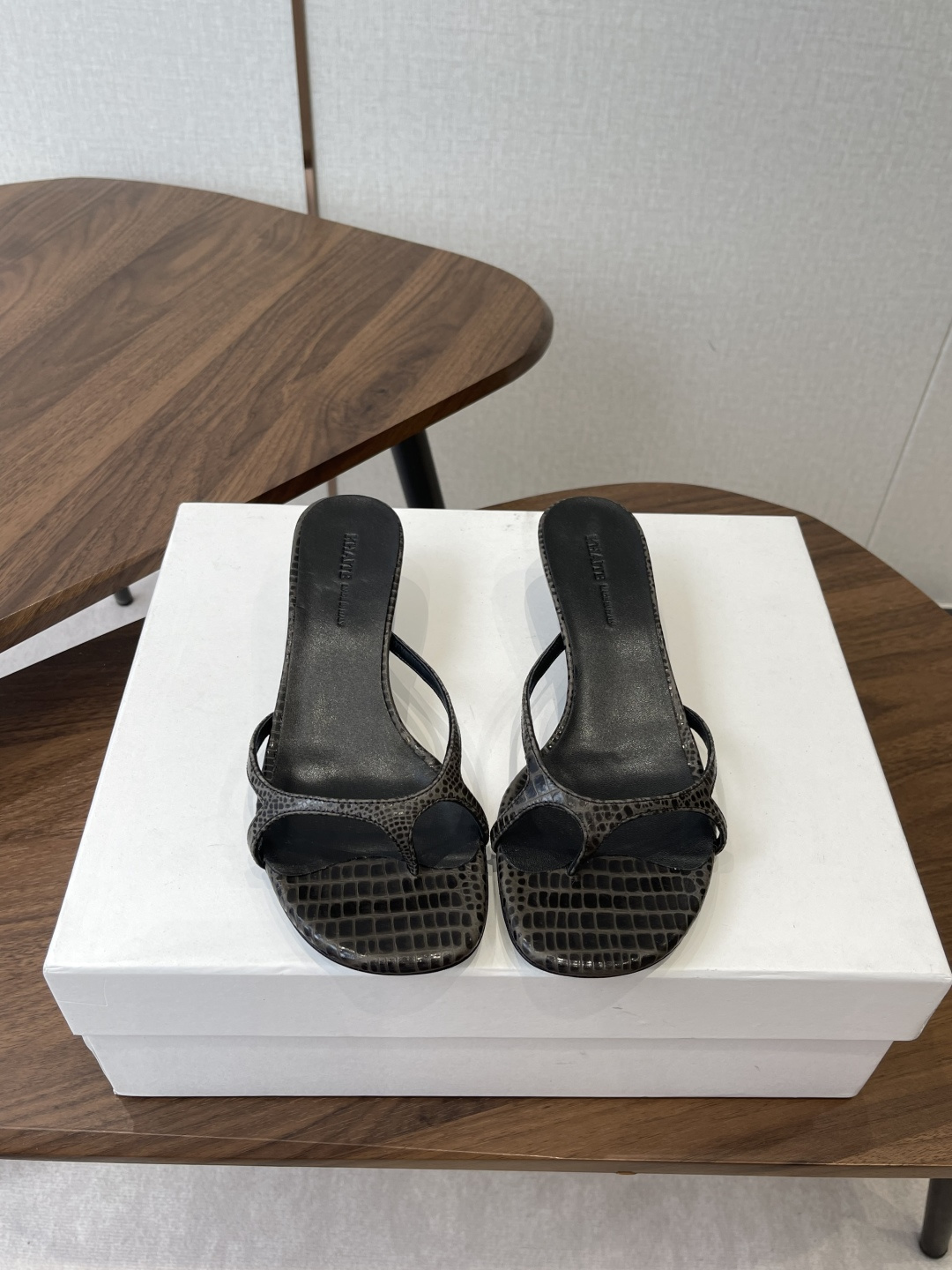 NO:784124,Khaite 26 ss new round toe stiletto sandals, very elegant round toe high heels, versatile and easy to wear, no matter what style of clothes you wear, you can easily control it no matter what style of clothes you wear. It is instantly intellectual and elegant, buy it for the goddess. Imported sheepskin upper, imported sheepskin lining, genuine leather outsole Size #35-40 (40 orders made, non-refundable), high-heeled shoes, sandals, high heels, slippers, sheepskin, Leather soles19860909Khaite 26 ss 新款圆头 细跟 凉鞋 非常优雅的圆头头高跟鞋,百搭好穿,不管是什么风格的衣服都能轻松驾驭 穿上瞬间知性优雅,女神款买它 鞋面进口羊皮 内里进口羊皮 大底真皮大底 Size#35-40（40订做不退换）,高跟鞋拖鞋,sandals,high heels,slippers,sheepskin,Leather soles,Women's Shoes