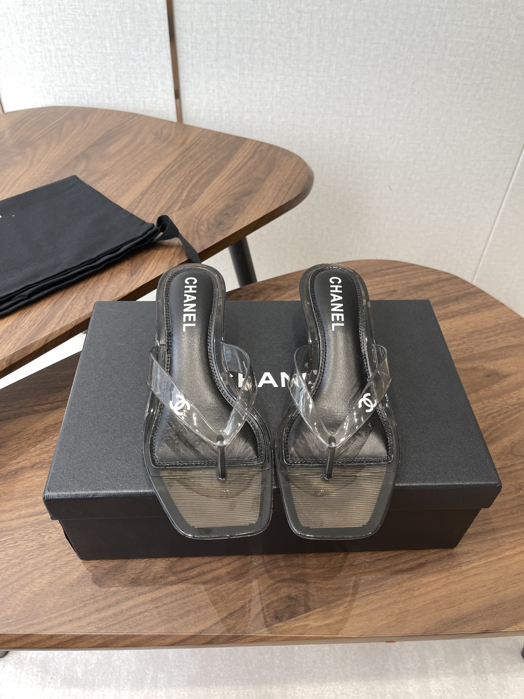 NO:784120,Chanel 26ss crystal/jelly sandals, exclusive first release, original mold opening, 1:1 manufacturing, worn by many Internet celebrities, comfortable and versatile in summer!  Undoubtedly a hit!  There is no smell of rubber, but they smell like milk. Who doesn’t have a pair of crystal shoes? I can’t remember my childhood. In the summer, I look forward to having a pair of sparkling “crystals” that are crystal clear, as if they are real crystals, and there are some colorful “diamonds” to decorate the shoes. Children have no concept of crystal diamonds, they only really like some shiny ones~ It’s not the favorites planted in childhood, it’s the ones you prefer that have been around for a long time, and you meet them repeatedly at different ages. The original molded rubber surface of the shoe upper  Outsole original injection molded outsole Size#35-40 (40 customization is not returnable), split-toe shoes, chanel, sandals19860909Chanel26ss水晶/果冻凉鞋 独家首发 原版开模 1:1制造 超多网红上脚 夏日舒适百搭！ 爆款无疑！没有一丝橡胶味儿,奶香奶香的 谁还没有双水晶鞋呢 记不清年纪的小朋友时期 夏天很期待有一双“水晶”闪闪亮亮、晶莹剔透,好像是真的水晶,鞋子上还有些彩色“钻石”来装点 小孩子哪对水晶钻石有概念,只确实喜欢些闪闪亮亮的～不是童年种下的喜爱是你偏爱的那些早就在了,于不同的年纪重复遇见.  鞋面原版开模橡胶面 大底原版注塑大底 Size#35-40（40定制不退换）,分趾鞋,chanel,sandals,Women's Shoes