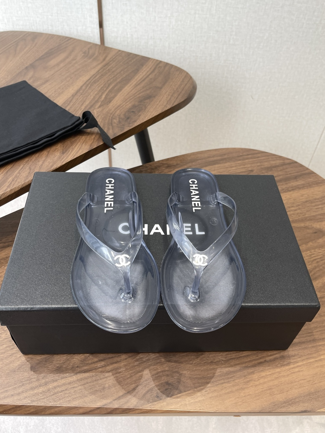 NO:784161,Chanel 26ss crystal/jelly sandals, exclusive first release, original mold opening, 1:1 manufacturing, worn by many Internet celebrities, comfortable and versatile in summer!  Undoubtedly a hit!  There is no smell of rubber, but they smell like milk. Who doesn’t have a pair of crystal shoes? I can’t remember my childhood. In the summer, I look forward to having a pair of sparkling “crystals” that are crystal clear, as if they are real crystals, and there are some colorful “diamonds” to decorate the shoes. Children have no concept of crystal diamonds, they only really like some shiny ones~ It’s not the favorites planted in childhood, it’s the ones you prefer that have been around for a long time, and you meet them repeatedly at different ages. The original molded rubber surface of the shoe upper  Outsole original injection molded outsole Size36-41 (40 41 customization is not returnable), split-toe shoes, chanel, sandals19860909Chanel26ss水晶/果冻凉鞋 独家首发 原版开模 1:1制造 超多网红上脚 夏日舒适百搭！ 爆款无疑！没有一丝橡胶味儿,奶香奶香的 谁还没有双水晶鞋呢 记不清年纪的小朋友时期 夏天很期待有一双“水晶”闪闪亮亮、晶莹剔透,好像是真的水晶,鞋子上还有些彩色“钻石”来装点 小孩子哪对水晶钻石有概念,只确实喜欢些闪闪亮亮的～不是童年种下的喜爱是你偏爱的那些早就在了,于不同的年纪重复遇见.  鞋面原版开模橡胶面 大底原版注塑大底 Size36-41(40 41定制不退换）,分趾鞋,chanel,sandals,Women's Shoes
