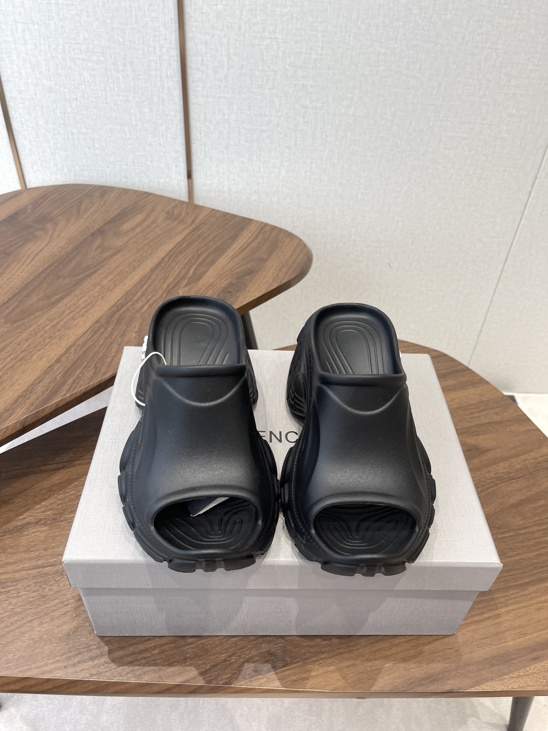 NO:784155,BALENCIAGE thick-soled slippers are full of comfort, with all the grainy uppers, sole textures, and full sense of detail. Believe me, they must be a pair of beach slippers that can last you all summer. Wide-body shoe shape, 7cm thick sole, showing height and slender legs, the favorite of dwarfs. Material EVA Size #Female 35-39, slippers, balenciaga, balenciaga, slippers19860909BALENCIAGE 巴黎世家 厚底拖 舒适度满满,所有鞋面颗粒感,鞋底纹路,细节感拉满 相信我,一定是一双可以让你整个夏天焊死脚上的沙滩拖鞋 宽体的鞋型,厚底7cm,显高又显腿细,矮星人的最爱 材质EVA Size#女35-39,拖鞋,balenciaga,balenciaga,slippers,Women's Shoes