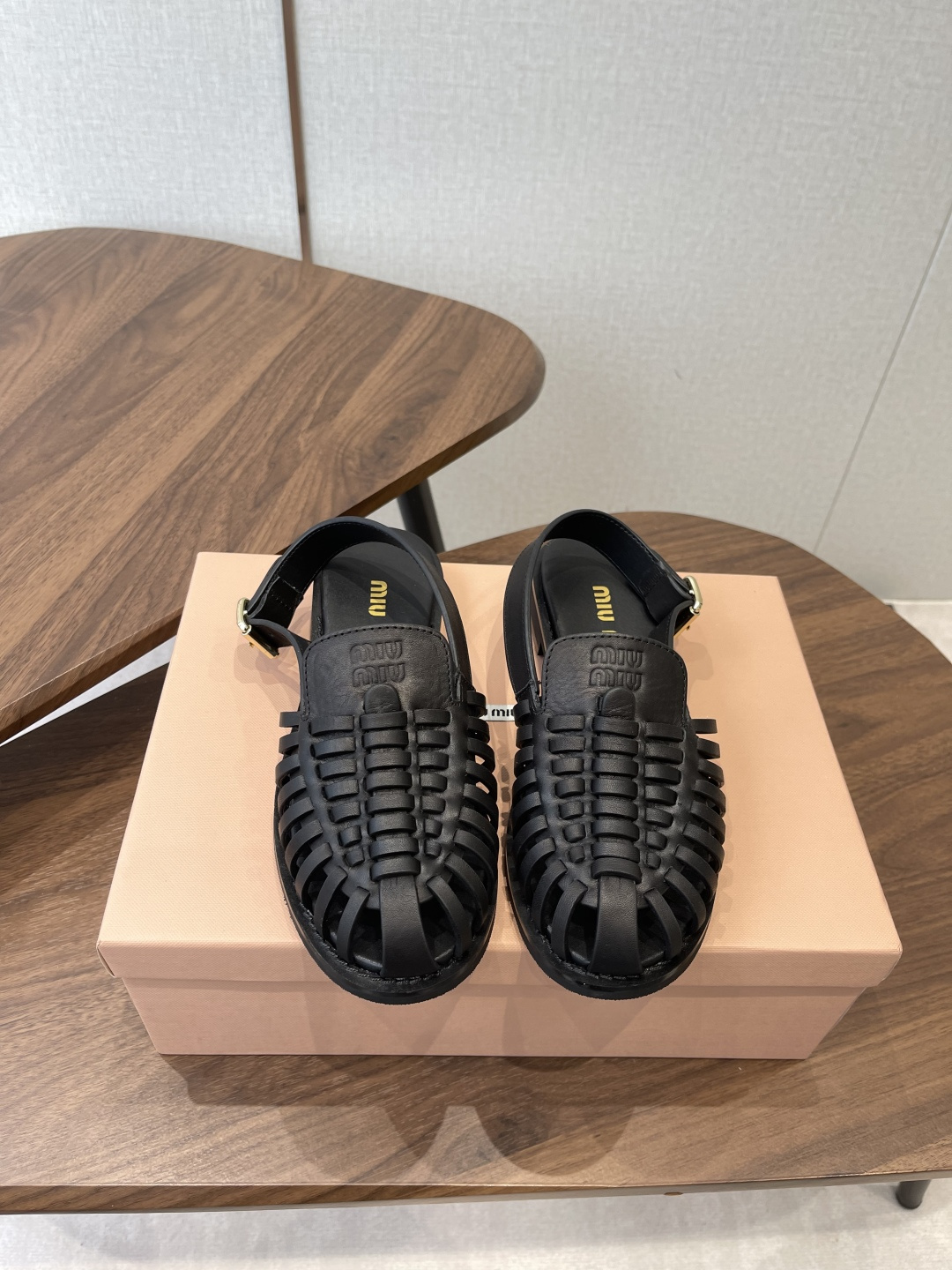 NO:784149,Miu Miu 26ss latest summer flat pleated rope sandals. We have prepared a few more pairs of must-have slippers for you this summer. Regular customers have reported that there is a huge demand for these! A batch of specially customized high-grade sheepskin to prepare for Miumiu's subsequent new models. The rope braiding process is indeed more difficult than before, and the control of details is particularly important. It cannot be completed with a machine, and it is all done by hand~ The toe design makes the entire pair of shoes more comfortable! Incredibly easy to wear! Upper cowhide, inner sheepskin, sole rubber outsole Size#35-40 (40 custom made, non-returnable), sandals, miumiu, sandals, slippers, cowhide, sheepskin19860909Miu Miu 26ss 最新夏季 平底 褶皱 编绳 凉鞋 今年夏天为你们多准备几双必备拖鞋,老顾客都反应对这款需求很大！ 专门订制的一批为miumiu后续新款做准备的高级羊皮,编绳面工艺确实比以往更难,细节的把控尤为重要 用机器是无法完成的,全部手工来操作啦～ 包头设计,整双鞋舒适度拉满！好穿无敌！ 鞋面牛皮 内裡羊皮 鞋底橡胶大底 Size#35-40（40订做不退换）,凉鞋,miumiu,sandals,slippers,cowhide,sheepskin,Women's Shoes