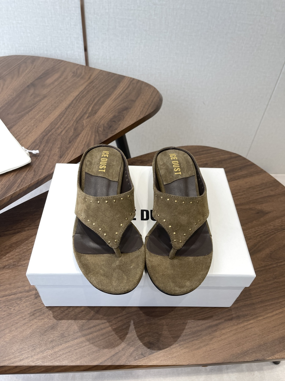 NO:784143,ICEDUST26 Spring and Summer Petal Heel Stud Flip-Flop Slippers are a must-have small sandal for heightening in summer. When paired with a skirt, they will make your legs look longer and are versatile and fashionable!  Upper with high satin suede, lining with sheepskin, hand-beaten old rivets, original metal flower heel, outsole with non-slip stitching, size 35-39 (40 customized), split-toe shoes, slippers, skirts, sheepskin19860909ICEDUST26春夏花瓣跟撞钉夹脚拖鞋 夏季必备增高小凉拖哦,搭配裙子非常的显腿长,百搭时尚！ 鞋面高丝光牛反绒 内里羊皮,手工敲击做旧铆钉,原版金属花朵鞋跟 大底防滑车线大底 码数35-39（40定做）,分趾鞋,slippers,skirts,sheepskin,Women's Shoes