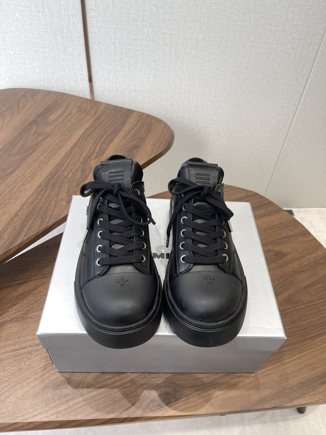 NO:784139,SMFK2026vs the latest popular casual series for spring and summer, round-toe thick-soled casual shoes are a versatile minimalist style national trend. The new work inherits the popular elements of many brands. Casual shoes have endless matching possibilities. They can be worn with narrow-leg jeans or mini skirts, and can also be layered with printed dresses. The item is made of soft pure leather and is equipped with a comfortable block heel of moderate height. The details also ensure that it is secure and difficult to shift, creating a loose and lazy style... Fabric:  Original custom cowhide lining: original custom sheepskin Foot pads: original custom sheepskin Outsole: original molded rubber sole Sole thickness: 3cm Size: 35-39 (40. Customized non-refundable), casual shoes/sports shoes, sneakers, skirts, jeans, cowhide, sheepskin19860909SMFK2026vs春夏最新王炸爆款休闲系列,圆头厚底休闲鞋 百搭的极简风国潮,新作继承了诸多品牌制胜的流行元素,休闲鞋拥有无尽的搭配可能,它可与窄腿牛仔裤或迷你裙同穿,也能与印花连衣裙打造叠穿造型,单品采用柔软纯皮而成,配有高度适中的舒适粗跟,细节还确保穿着稳妥不易移位,营造松垮慵懒风…… 面料: 原版定制牛皮 内里: 原版定制羊皮 垫脚: 原版定制羊皮 大底: 原版开模橡胶底 底厚: 3cm 码数: 35-39（40.定制不退换）,休闲鞋/运动鞋,sneakers,skirts,jeans,cowhide,sheepskin,Women's Shoes