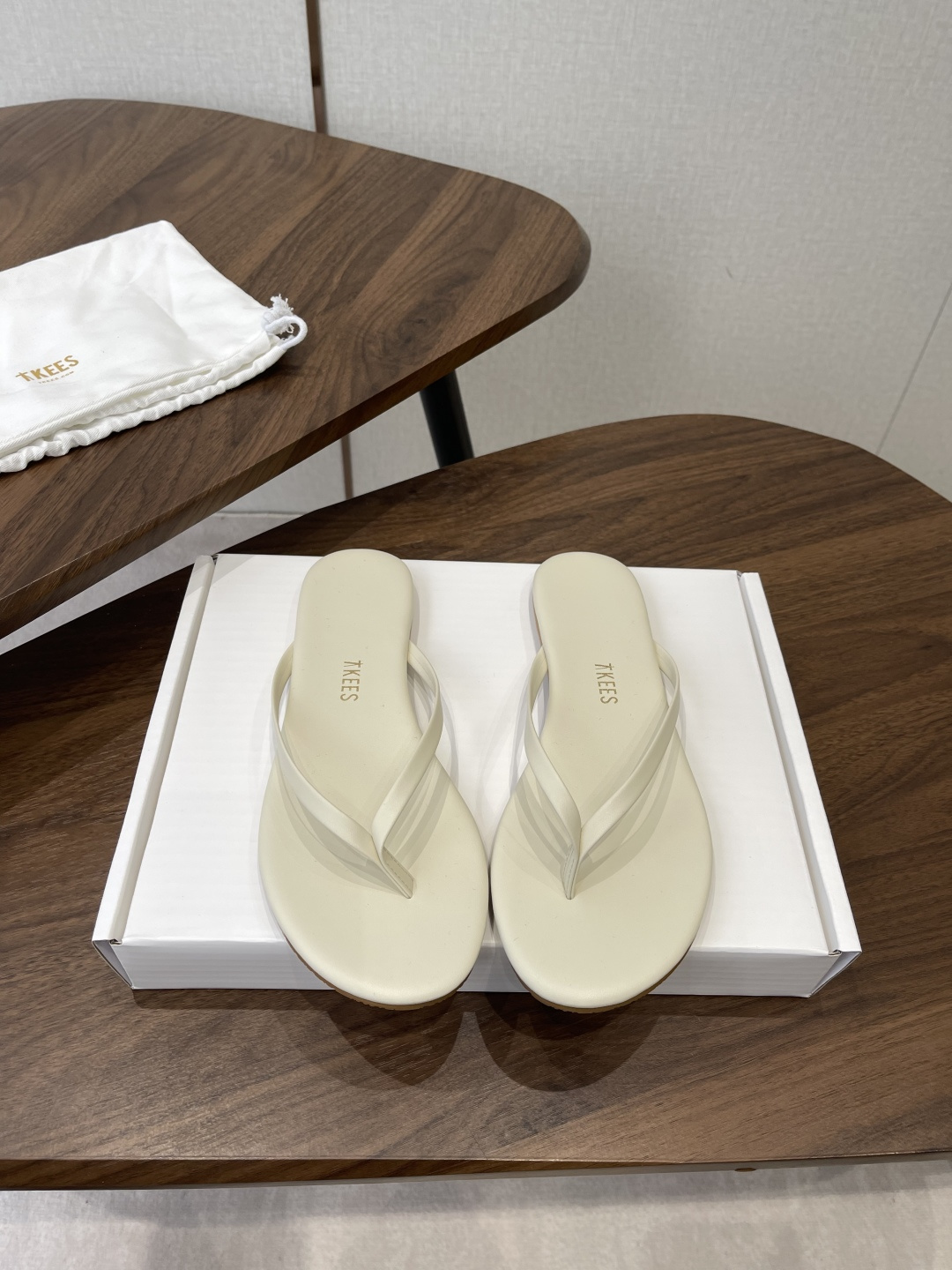 NO:784135,Exclusive hot-selling TKEES women's Solids leather flip-flops. Very good-looking and very fashionable flip-flops. A must-have at this moment. It is highly recommended to purchase the original version and develop the code number 35-40 (customized 40 non-returnable), split-toe shoes, sandals19860909独家爆款TKEES 女士Solids 皮革夹脚凉鞋 巨好看巨时髦的人字拖 此刻必须拥有 强烈推荐原版购入开发 码数35-40（定制40不退换）,分趾鞋,sandals,Women's Shoes