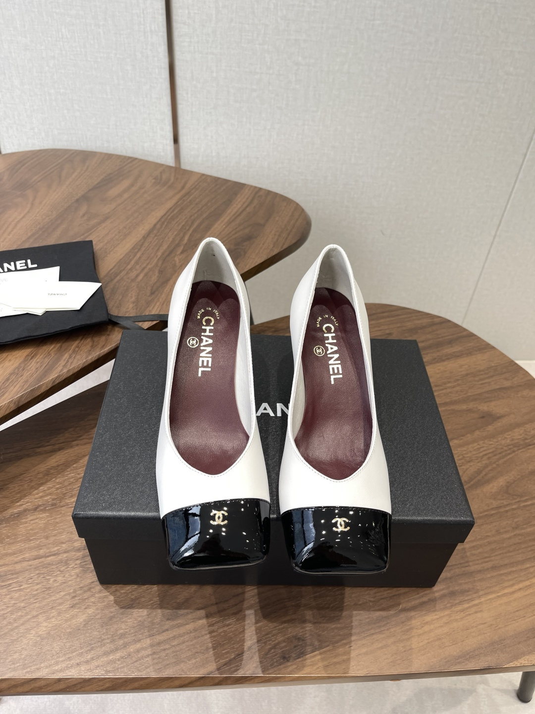 NO:784131,CHANEL Xiaoxiang 26ss early spring new model, large square toe heels with empty back, retro French elegance, full of high-end sense. Xiang Grandma Mary Jane sandals with empty back, a pair of sandals that are very popular recently!  The large square toe design directly lengthens the legs!  A very white fairy style. It completely interprets French romance!  The fabric is imported mixed sheepskin, the lining is sheepskin, soft and delicate, 100% comfortable for the feet, beautiful and super feminine at the same time, Italian genuine leather outsole Size#35-41 (40 41 custom-made, non-refundable), sandals, chanel, sandals, mary jane, sheepskin, Leather soles19860909CHANEL小香 26ss 早春新款 后空大方头跟鞋,复古法式优雅感,高级感十足 香奶奶后空玛丽珍凉鞋,最近很火的一双凉鞋！大方头设计直接拉长腿型！很显白的神仙款型.完全诠释法式浪漫！ 面料进口混种羊皮,内里垫脚羊皮,柔软细腻,脚感舒适度百分百,美观的同时又超显女人味,意大利真皮大底 Size#35-41（40 41订做不退换）,凉鞋单鞋,chanel,sandals,mary jane,sheepskin,Leather soles,Women's Shoes