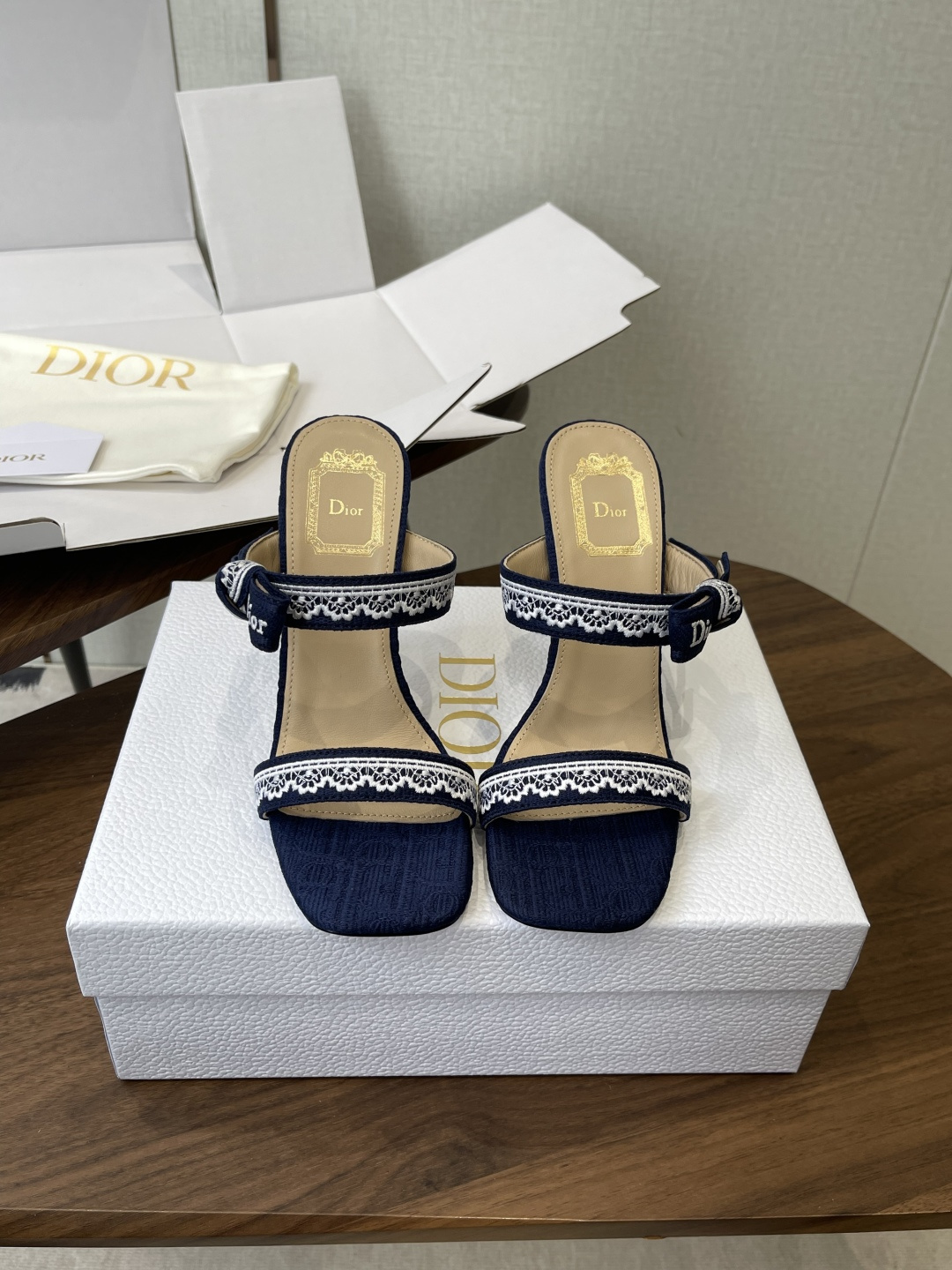 NO:784127,DIOR webbing sandals Dior 2026 spring and summer latest color Macrame jacquard embroidered letter logo high-heeled bow color-blocked women's shoes The top high-end version in the market Upper embroidery Sheepskin lining Outsole genuine leather Size 35-42 (404142 customization is non-refundable), high-heeled shoes and slippers, dior, dior, sandals, high heels, slippers, sheepskin19860909DIOR织带凉鞋 迪奥 Dior 2026春夏最新色 Macrame 提花刺绣字母logo高跟蝴蝶结拼色女鞋 市场顶级高端版本 鞋面刺绣 内里羊皮 大底真皮 码数35-42（404142 定制不退换）,高跟鞋拖鞋,dior,dior,sandals,high heels,slippers,sheepskin,Women's Shoes