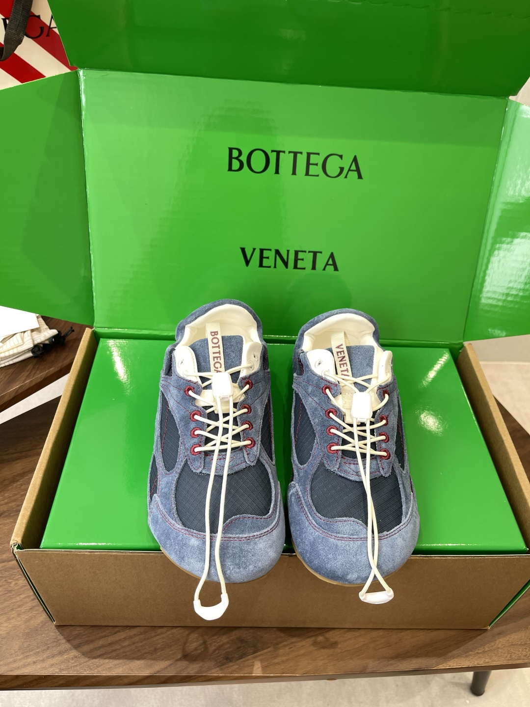 NO:784123,Bottega Veneta BV Bottega Veneta 26ss Spring and Summer New Couple Forrest Shoes Dexun Sports Shoes Sneaker technology nylon and suede, inspired by retro sneakers, a new interpretation of classic sports shoes, a light, comfortable and breathable summer must-have item. The soles are made of classic imported suede, full of texture!   Size female 35-40 (40 is custom-made and non-returnable) Male 39-45 (45 is custom-made and non-refundable), casual shoes/sports shoes,bottega veneta,bottega veneta,bottega veneta,sneakers,chamois leather19860909Bottega Veneta BV葆蝶家 26ss 春夏新款 情侣款 阿甘鞋 德训运动鞋 Sneaker科技尼龙和绒面打造,灵感来自复古球鞋,全新演绎经典运动鞋,轻便、舒适、透气的夏季必备单品 鞋底采用经典的进口麂皮 满满的质感呈现！  Size女35-40（40订做不退换） 男39-45（45订做不退换）,休闲鞋/运动鞋,bottega veneta,bottega veneta,bottega veneta,sneakers,chamois leather,Women's Shoes
