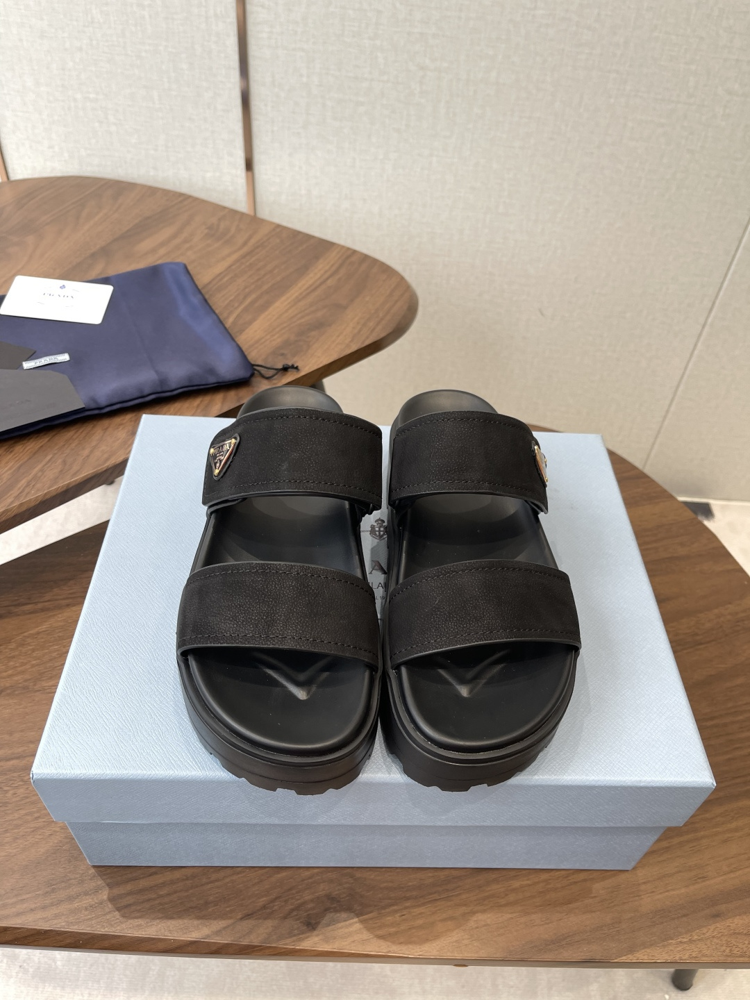 NO:784159,PRADA 26ss spring and summer new style thick-soled sandals reminds me of the thick-soled sandals worn by my classmates when I was a child. Classic design, never out of style. While choosing shoes, pay attention to aesthetics, comfort is the most important. This shoe has a flat design, non-slip and wear-resistant. It is versatile and fashionable for spring and summer travel, versatile and cool, and a must-have color for summer. Cow suede upper, foam outsole, Size 35-40 (custom-made for 40, non-returnable), slippers, prada, slippers19860909PRADA 26ss 春夏 新款 厚底款 凉拖鞋 想起了小时候上学同学们穿的厚底涼鞋仁 经典设计,永不过时.选鞋子注重美观的同时,舒适是最重要的,这款鞋子平底设计,防滑耐磨 春夏出行百搭时尚,百搭炫酷,夏天必备色 鞋面牛反绒 大底发泡大底 Size35-40（40订做不退换）,拖鞋,prada,slippers,Women's Shoes