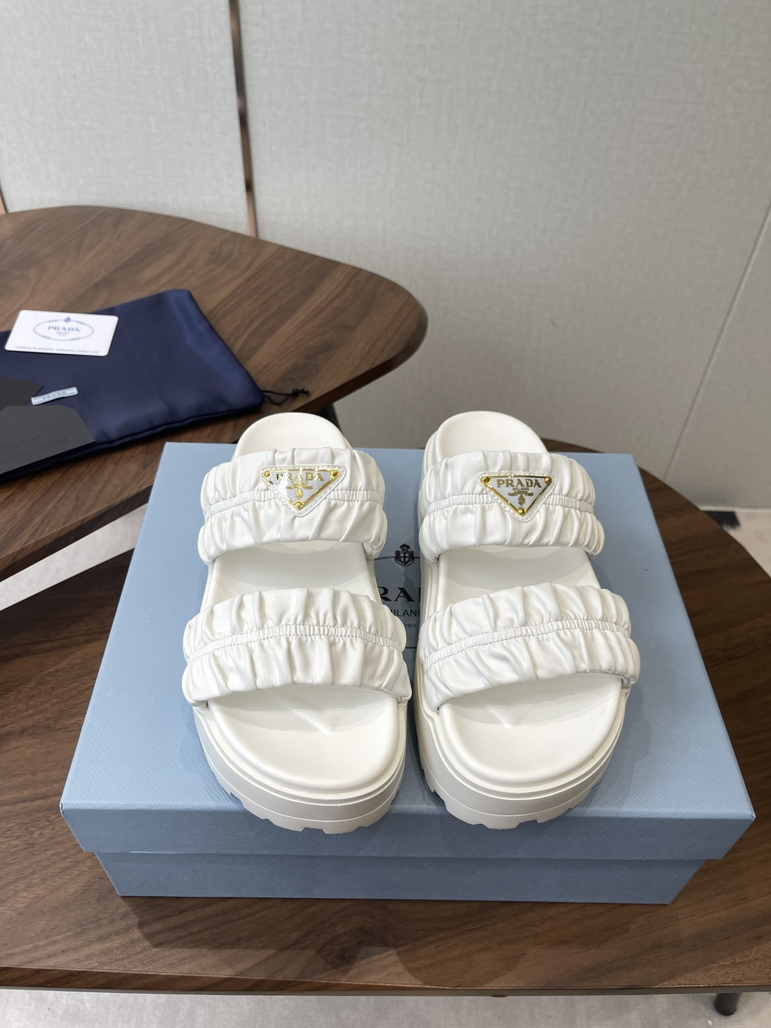 NO:784119,PRADA 26ss Spring and Summer New Thick-soled Sandals Reminds me of the thick-soled sandals worn by my classmates when I was a kid. Classic design, never out of style. While choosing shoes, focus on aesthetics, comfort is the most important. This shoe has a flat-soled design, non-slip and wear-resistant. Versatile and fashionable for spring and summer travel, versatile and cool, a must-have color for summer. Imported sheepskin upper, foam outsole, outsole Size35-40 (40 is custom-made and cannot be returned or exchanged), slippers, prada, slippers, sheepskin19860909PRADA 26ss 春夏 新款 厚底款 凉拖鞋 想起了小时候上学同学们穿的厚底涼鞋仁 经典设计,永不过时.选鞋子注重美观的同时,舒适是最重要的,这款鞋子平底设计,防滑耐磨 春夏出行百搭时尚,百搭炫酷,夏天必备色 鞋面进口羊皮 大底发泡大底 Size35-40（40订做不退换）,拖鞋,prada,slippers,sheepskin,Women's Shoes