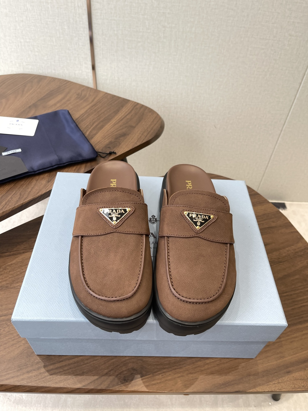 NO:784153,Prada 26ss Prada catwalk style retro cap-toe slippers, full of retro and fashionable, casual and versatile, fashionable and casual, unique taste, everyone loves it and can control it easily, it will explode every year. It is enough to conquer you, wear it, casual and fashionable, without mistakes, the upper foot is simple and handsome, the material is cow suede lining, sheepskin lining Size#35-40 (40 customized, non-refundable), half drag, prada, prada, slippers, sheepskin19860909Prada 26ss 普拉达走秀款复古包头拖鞋 复古感时髦满满 随意百搭 时尚休闲 独到味道 人人都爱也轻松驾驭 每年都会爆.足以征服你,穿上它,休闲时髦 两不失误 上脚简单帅气 面料牛反绒内里内里羊皮 Size#35-40（40定制不退换),半拖,prada,prada,slippers,sheepskin,Women's Shoes