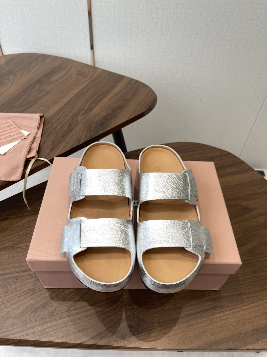 NO:784147,Miu Miu 26ss new spring and summer thick-soled double-strap beach slippers. Today's miu is also fragrant, but miu's ones are more elegant, and the rubber outsole is more practical, with a three-dimensional effect. Metallic cowhide, double-strap design, thick sole waterproof and heightening, be careful. Customized imported cowhide upper/foot pads. Outsole Rubber outsole Size#35-41 (41 customized, non-refundable), slippers, miumiu, slippers, cowhide19860909Miu Miu 26ss 春夏新款 厚底双带沙滩拖鞋 现在的miu怎么也香里香气的了,但是miu家的更秀气,橡胶大底更实用,三维立体效果 金属牛皮,双带设计,厚底防水增高小心机 鞋面/垫脚定制进口牛皮 大底橡胶大底 Size#35-41（41订做不退换）,拖鞋,miumiu,slippers,cowhide,Women's Shoes
