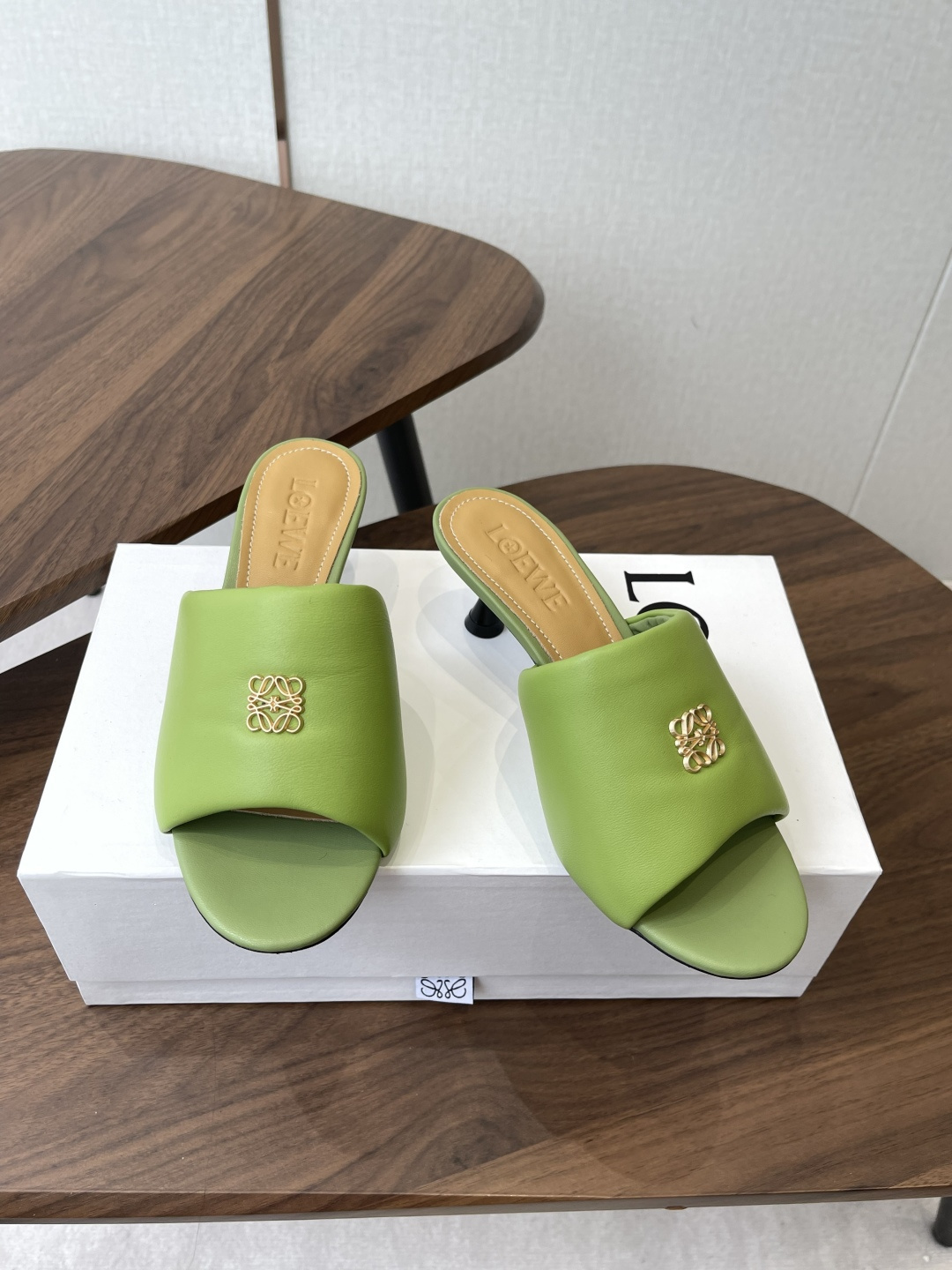 Loewe 罗意威LOEWE 26ss春夏最新款 ，小跟面包拖鞋
