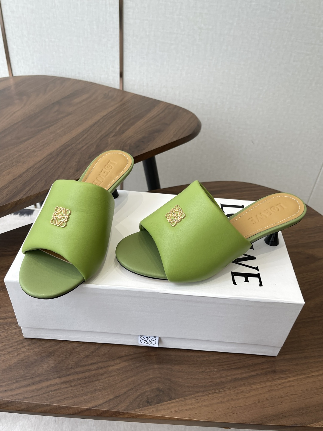 Loewe 罗意威LOEWE 26ss春夏最新款 ，小跟面包拖鞋