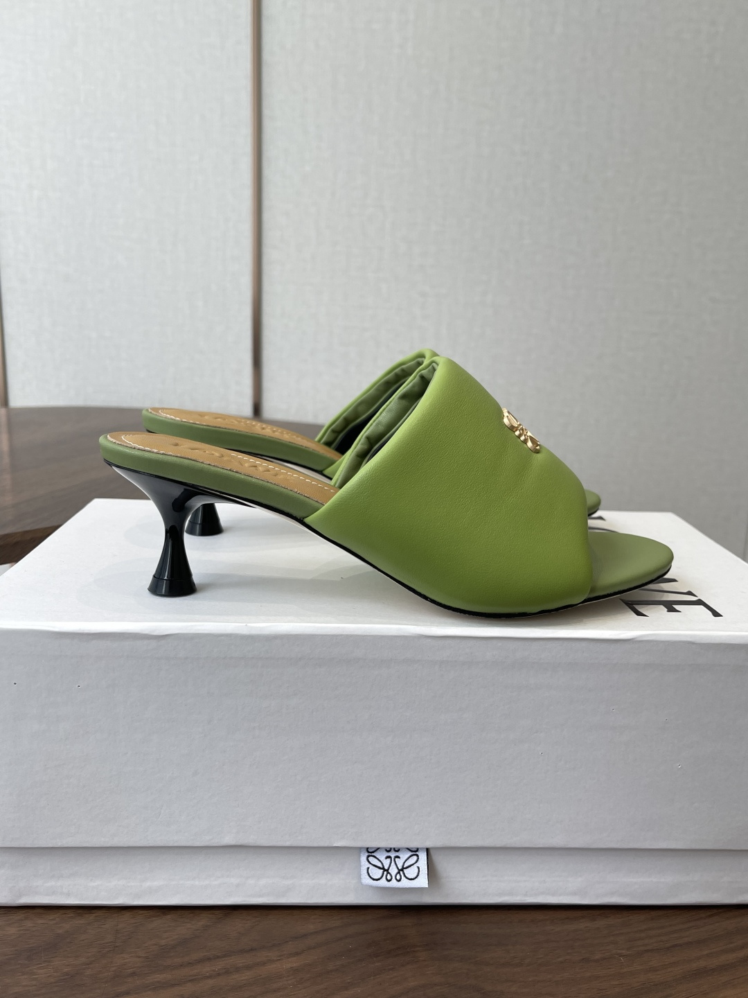 Loewe 罗意威LOEWE 26ss春夏最新款 ，小跟面包拖鞋