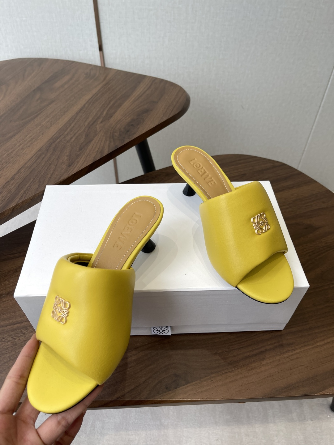 Loewe 罗意威LOEWE 26ss春夏最新款 ，小跟面包拖鞋