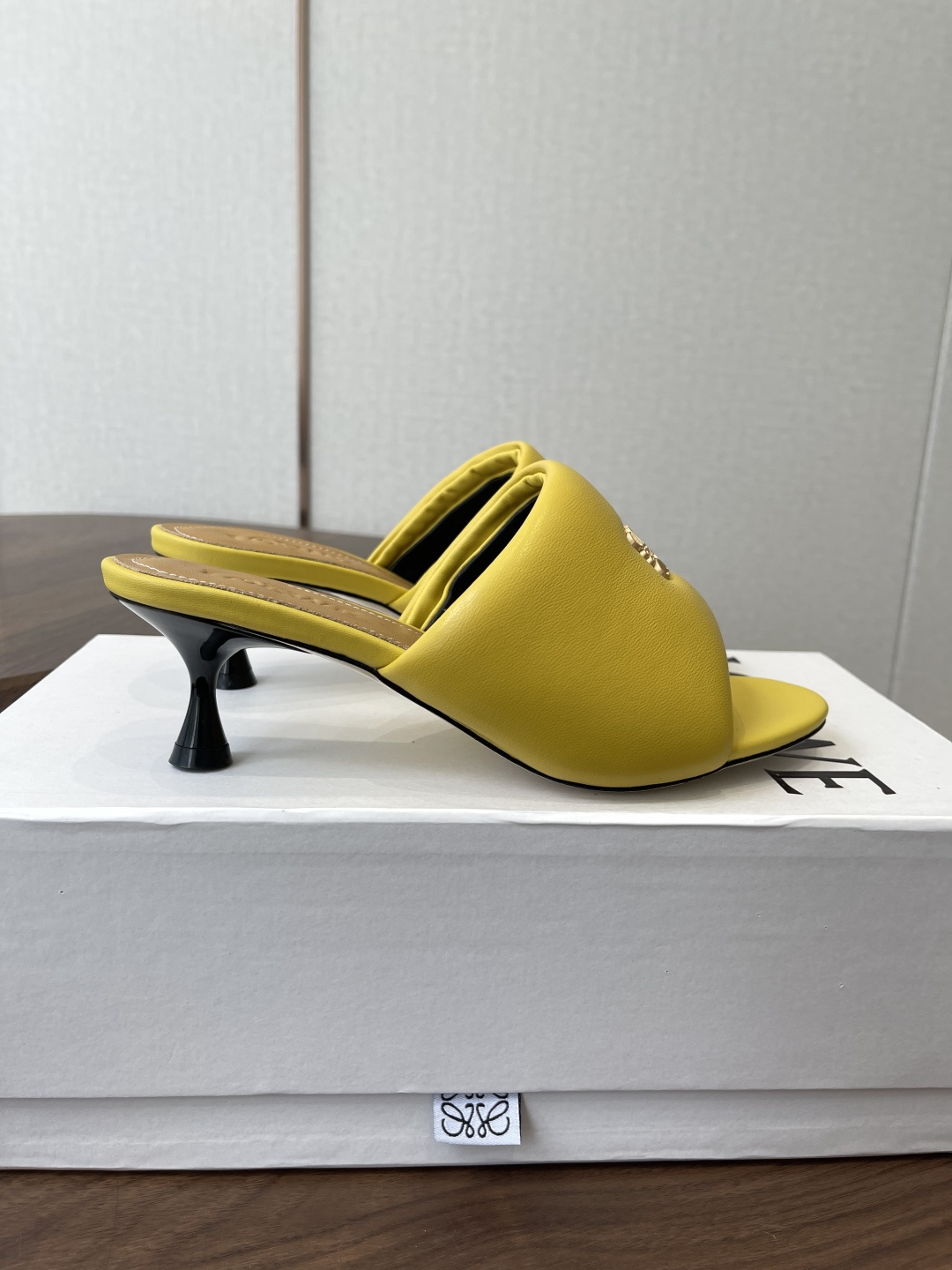 Loewe 罗意威LOEWE 26ss春夏最新款 ，小跟面包拖鞋