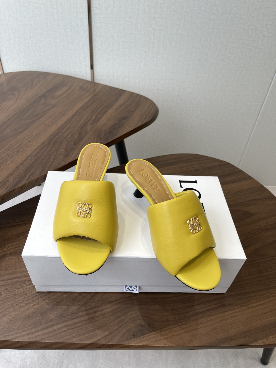 Loewe 罗意威LOEWE 26ss春夏最新款 ，小跟面包拖鞋