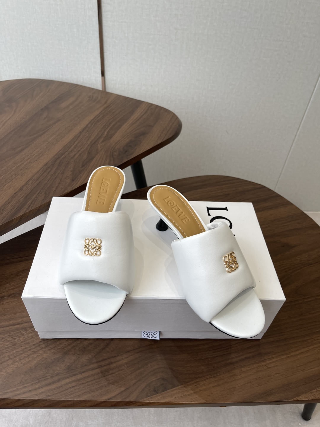 Loewe 罗意威LOEWE 26ss春夏最新款 ，小跟面包拖鞋