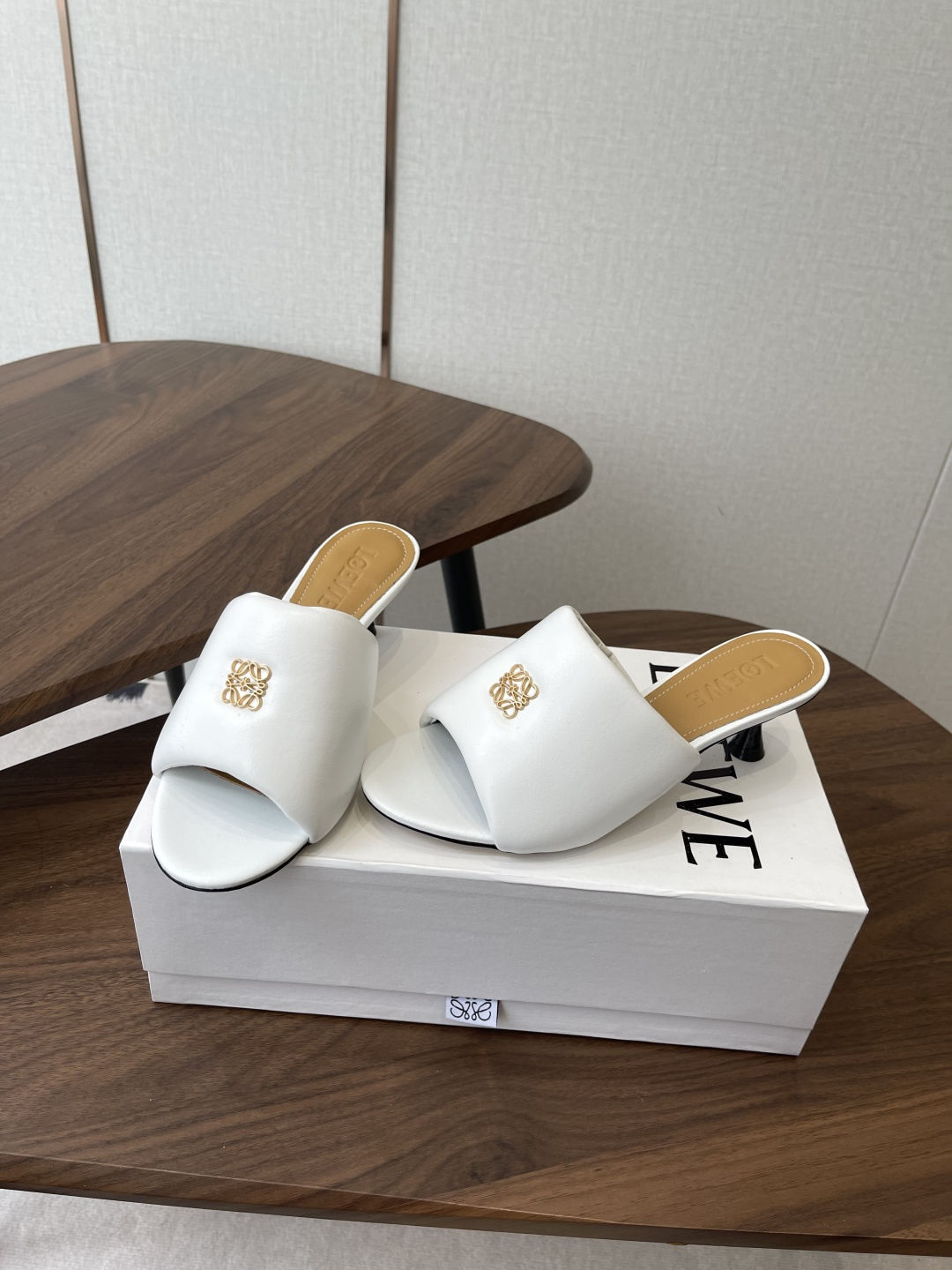 Loewe 罗意威LOEWE 26ss春夏最新款 ，小跟面包拖鞋