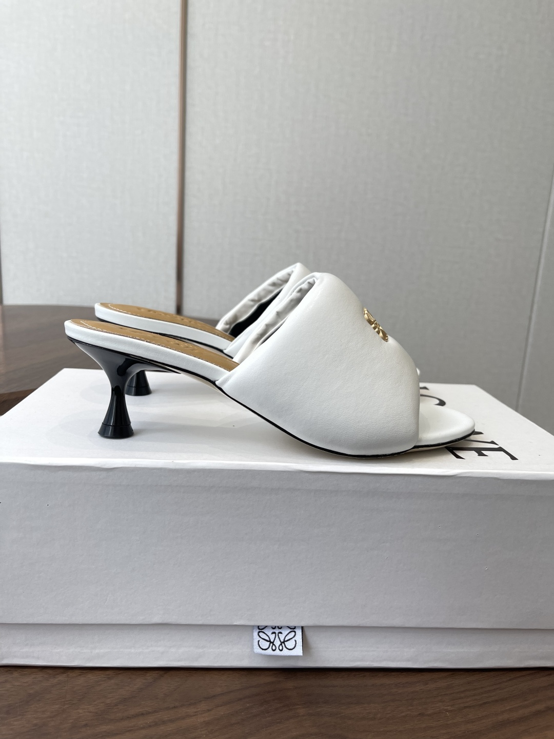 Loewe 罗意威LOEWE 26ss春夏最新款 ，小跟面包拖鞋