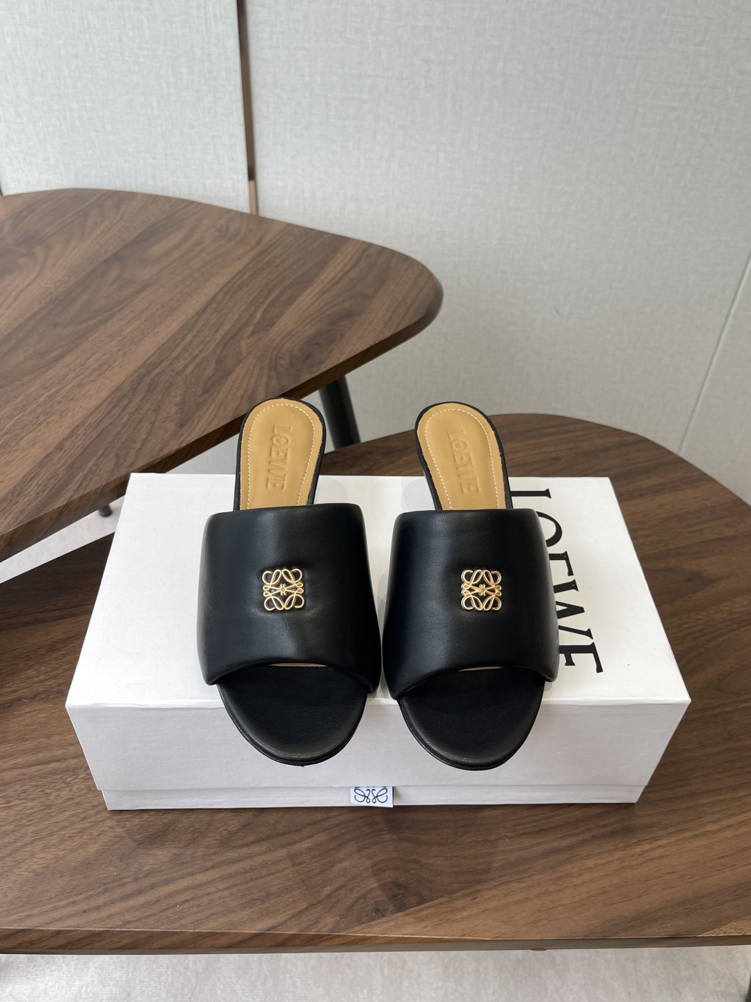 NO:784142,LOEWE 26ss latest model for spring and summer, small-heeled bread slippers. The large bread upper wraps the feet very well and makes you look slim!  Little fairies who like this style must buy it!  The upper is made of imported calfskin and the lining is mixed sheepskin. The leather is delicate and very comfortable on the feet. Simple line design. Big toe design. Super tasteful. Italian genuine leather outsole Size: 35-41 (40 41 customization is not returnable), high heels and slippers, loewe, loewe, high heels, slippers, cowhide, sheepskin, Leather soles19860909罗意威LOEWE 26ss春夏最新款 ,小跟面包拖鞋   大大的面包鞋面,很好的包裹脚面,非常显瘦！喜欢这种风格的小仙女必须要入手哦！ 鞋面采用进口小牛皮 内里混种羊皮,皮料细腻上脚非常舒适 简约的线条设计 鞋头大头的设计 超级有味道 意大利真皮大底 Size: 35-41（40 41定制不退换）,高跟鞋拖鞋,loewe,loewe,high heels,slippers,cowhide,sheepskin,Leather soles,Women's Shoes