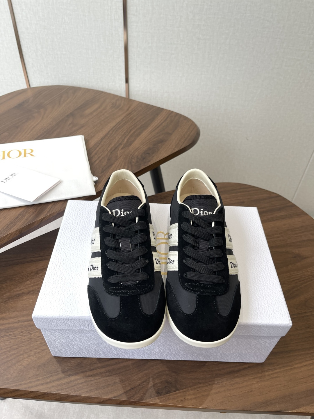 NO:784138,Dior Dior 2026 embroidered casual sneakers. Original purchase, development and production. This Dior sneaker is a new fashion item that enhances the style of the series. The sandals are the same series of casual Oblique printed cotton embroidered uppers, with comfortable thick soles, tongues and Christian Dior Paris logo laces. Can add fashionable temperament to all kinds of casual looks. Fabric: Original customized imported Yangjing embroidery. Lining: Imported soft sheepskin lining. Outsole: Original rubber outsole.  Size#35-42 (40 41 42 customized, non-returnable), casual shoes/sports shoes, dior, dior, sandals, sneakers, sheepskin, sheep19860909Dior迪奥2026 刺绣 休闲运动鞋 原版购入开发 做货 这款Dior 运动鞋是一款新款时尚单品,提升该系列的格调,凉鞋同系列休闲 Oblique 印花棉质刺绣鞋面,搭配舒适厚底、鞋舌和 Christian Dior Paris 标志鞋带. 可为各式休闲造型增添时髦气质 面料: 原版定制进口羊京 刺绣 内里: 进口柔软羊皮里 大底: 原版橡胶大底 Size#35-42（40 41 42定做不退换）,休闲鞋/运动鞋,dior,dior,sandals,sneakers,sheepskin,sheep,Women's Shoes