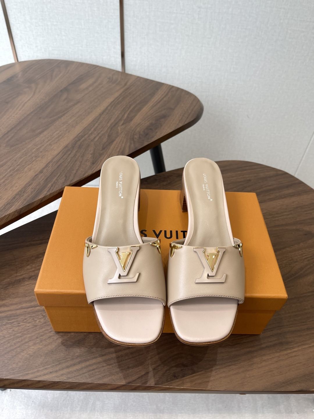 NO:784134,Louis vuitton 26ss beach slippers are another popular model, the latest top version, LV's super popular presbyopia slippers that are at their peak as soon as they are released. They feel soft and super comfortable. Donkey fans are so blessed this year. I love them. To be honest, they are much more comfortable than Hermès' second uncle slippers. This design is too fashionable and can be matched with cool styles!  !  Size35-41 (40 41 customized, non-returnable), slippers, hermes, louis vuitton, louis vuitton, louis vuitton, slippers19860909Louis vuitton 26ss 沙滩拖 又一爆款 最新 顶配版本 LV一出即巅峰的超爆款的老花拖鞋面包的脚感 软绵绵的超舒服 今年驴粉们太有福了 爱了 说实话比爱马仕的二舅拖鞋舒服多了好吗 这个设计太时尚了 酷酷的风格也可以搭配！！ Size35-41(40 41订做不退换),拖鞋,hermes,louis vuitton,louis vuitton,louis vuitton,slippers,Women's Shoes