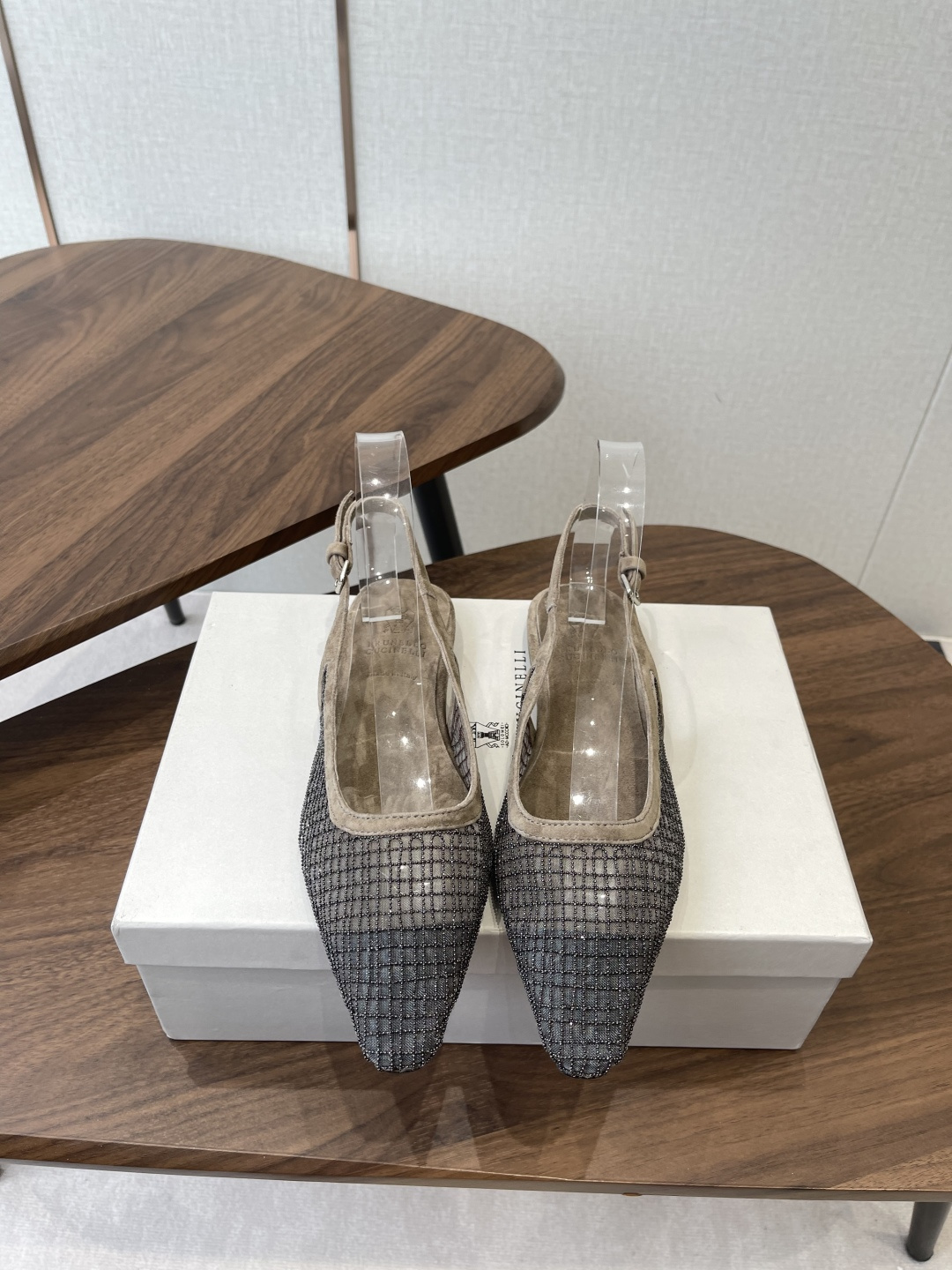 NO:783731,330Brunello Cucinelli 26ss women's beaded decorative casual mule slippers sandals BC new new women's striped suede mule slippers sheepskin pad.  Decorative beaded sports shoes) model number. The upper is engraved with high mercerization and spliced with special materials of cowhide. It is matched with a hardware chain that will not fade, and the hardware ruler has no bubbles. Sheepskin lining, outsole, genuine leather outsole imported from Italy, size 35-41 (40 41 custom-made, non-refundable) 3, half-slip sandals, brunello cucinelli, sandals, sneakers, slippers, cowhide, sheepskin, chamois  leather,leather soles19860909330Brunello Cucinelli 26ss女士镶珠装饰休闲穆勒拖鞋凉鞋 BC新款新品女士条纹麂皮穆勒拖鞋羊皮垫．装饰镶珠运动鞋）款号 鞋面一比一复刻高丝光、牛皮拼接特殊材料 搭配五金链条不掉色,五金尺无气泡. 内里羊皮里 大底意大利进口真皮大底 码数35-41（40 41 定做不退换）3,半拖凉鞋,brunello cucinelli,sandals,sneakers,slippers,cowhide,sheepskin,chamois leather,Leather soles,Women's Shoes