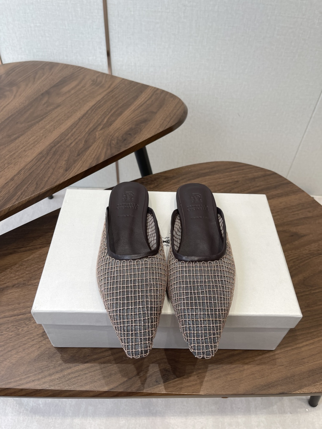 NO:783740,Brunello Cucinelli 26ss women's beaded decorative casual mule slippers sandals BC new new women's striped suede mule slippers sheepskin pad.  Decorative beaded sports shoes) model number. The upper is engraved with high mercerization and spliced with special materials of cowhide. It is matched with a hardware chain that will not fade, and the hardware ruler has no bubbles. Sheepskin lining, outsole, genuine leather outsole imported from Italy, size 35-41 (40 41 custom-made, non-refundable) 3, half-slip sandals, brunello cucinelli, sandals, sneakers, slippers, cowhide, sheepskin, chamois  leather,leather soles19860909Brunello Cucinelli 26ss女士镶珠装饰休闲穆勒拖鞋凉鞋 BC新款新品女士条纹麂皮穆勒拖鞋羊皮垫．装饰镶珠运动鞋）款号 鞋面一比一复刻高丝光、牛皮拼接特殊材料 搭配五金链条不掉色,五金尺无气泡. 内里羊皮里 大底意大利进口真皮大底 码数35-41（40 41 定做不退换）3,半拖凉鞋,brunello cucinelli,sandals,sneakers,slippers,cowhide,sheepskin,chamois leather,Leather soles,Women's Shoes