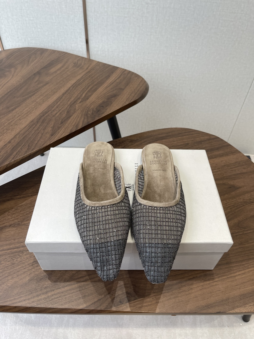 NO:784126,Brunello Cucinelli 26ss women's beaded decorative casual mule slippers sandals BC new new women's striped suede mule slippers sheepskin pad.  Decorative beaded sports shoes) model number. The upper is engraved with high mercerization and spliced with special materials of cowhide. It is matched with a hardware chain that will not fade, and the hardware ruler has no bubbles. Sheepskin lining, outsole imported from Italy. Genuine leather outsole, size 35-41 (40 41 customized, non-refundable), half-slip sandals, brunello cucinelli, sandals, sneakers, slippers, cowhide, sheepskin, chamois  leather,leather soles19860909Brunello Cucinelli 26ss女士镶珠装饰休闲穆勒拖鞋凉鞋 BC新款新品女士条纹麂皮穆勒拖鞋羊皮垫．装饰镶珠运动鞋）款号 鞋面一比一复刻高丝光、牛皮拼接特殊材料 搭配五金链条不掉色,五金尺无气泡. 内里羊皮里 大底意大利进口真皮大底 码数35-41（40 41 定做不退换）,半拖凉鞋,brunello cucinelli,sandals,sneakers,slippers,cowhide,sheepskin,chamois leather,Leather soles,Women's Shoes