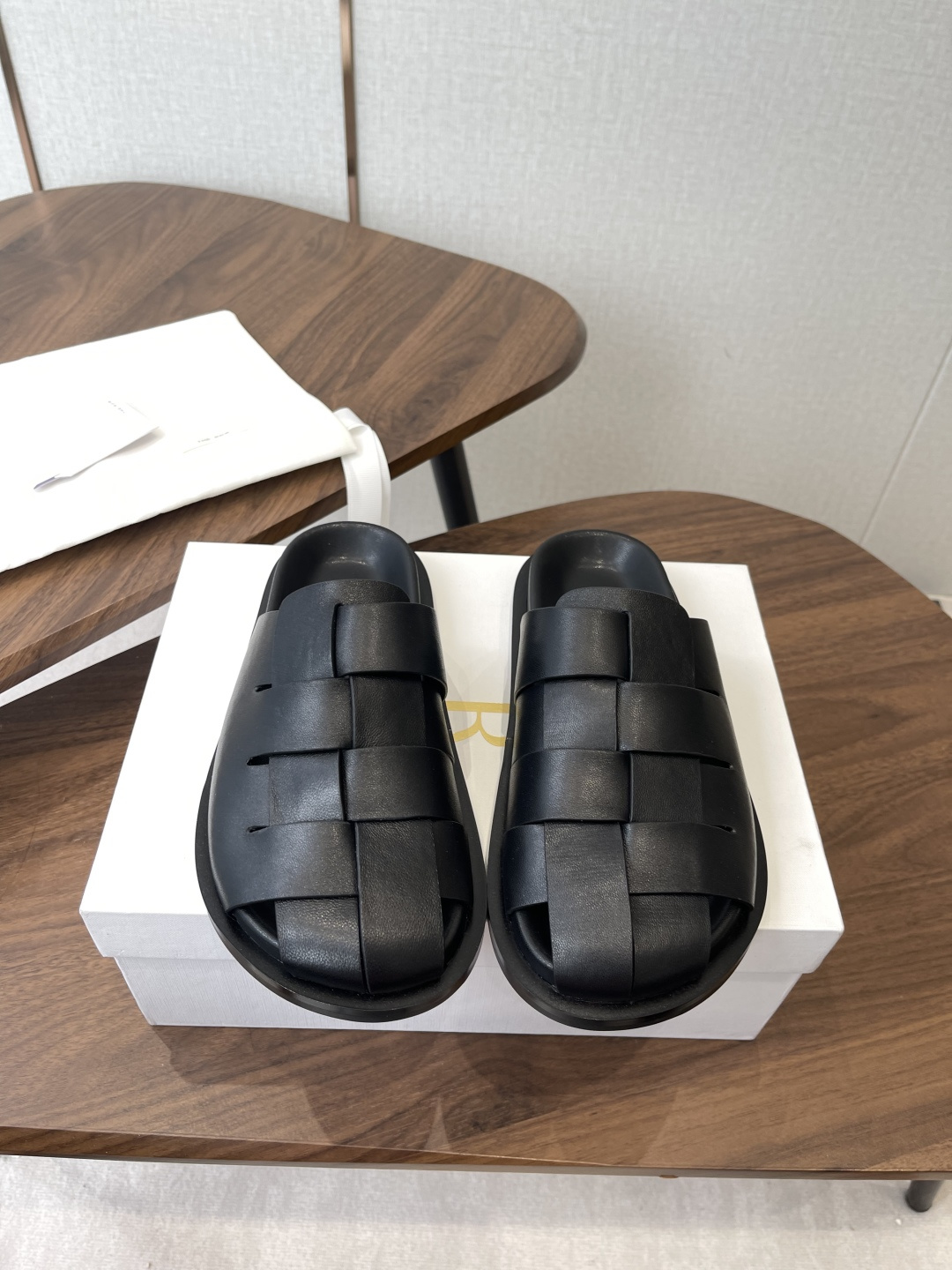 NO:784122,THE ROW 2026 spring and summer new products are inspired by the Palladian motifs of the Renaissance. We have deconstructed and restructured the precise grid of the building facade into the woven texture of the shoe uppers. We have abandoned superfluous decorations, leaving only pure lines and warm leather texture. It understands laziness and advancedness. In this summer, let your feet breathe freely, and in the relaxation, you will have the calmness and aura of classical architecture.  Whether it's wide-legged pants, short skirts or long skirts, you can easily hold them and have a sense of laziness and relaxation. It is a must-have item in this summer's shoe cabinet. Sheepskin upper, sheepskin lining, original outsole, size 35-41 (40 41 customized, non-returnable), half drag, skirts, sheepskin19860909THE ROW2026春夏新品 灵感源自文艺复兴时期的帕拉第奥母题,我们将建筑立面的精准网格,解构重组为鞋面的编织肌理.摒弃了多余的装饰,只留纯粹的线条与温润的皮革质感. 它懂慵懒,更懂高级.在这个夏天,让双脚自由呼吸,在松弛中自带古典建筑般的沉稳与气场. 无论阔脚裤、短裙还是长裙,都能轻松hold住,自带慵懒松弛感,是这个夏天鞋柜里的刚需单品 鞋面羊皮 内里羊皮 大底原版底 码数35-41(40 41订做不退换),半拖,skirts,sheepskin,Women's Shoes