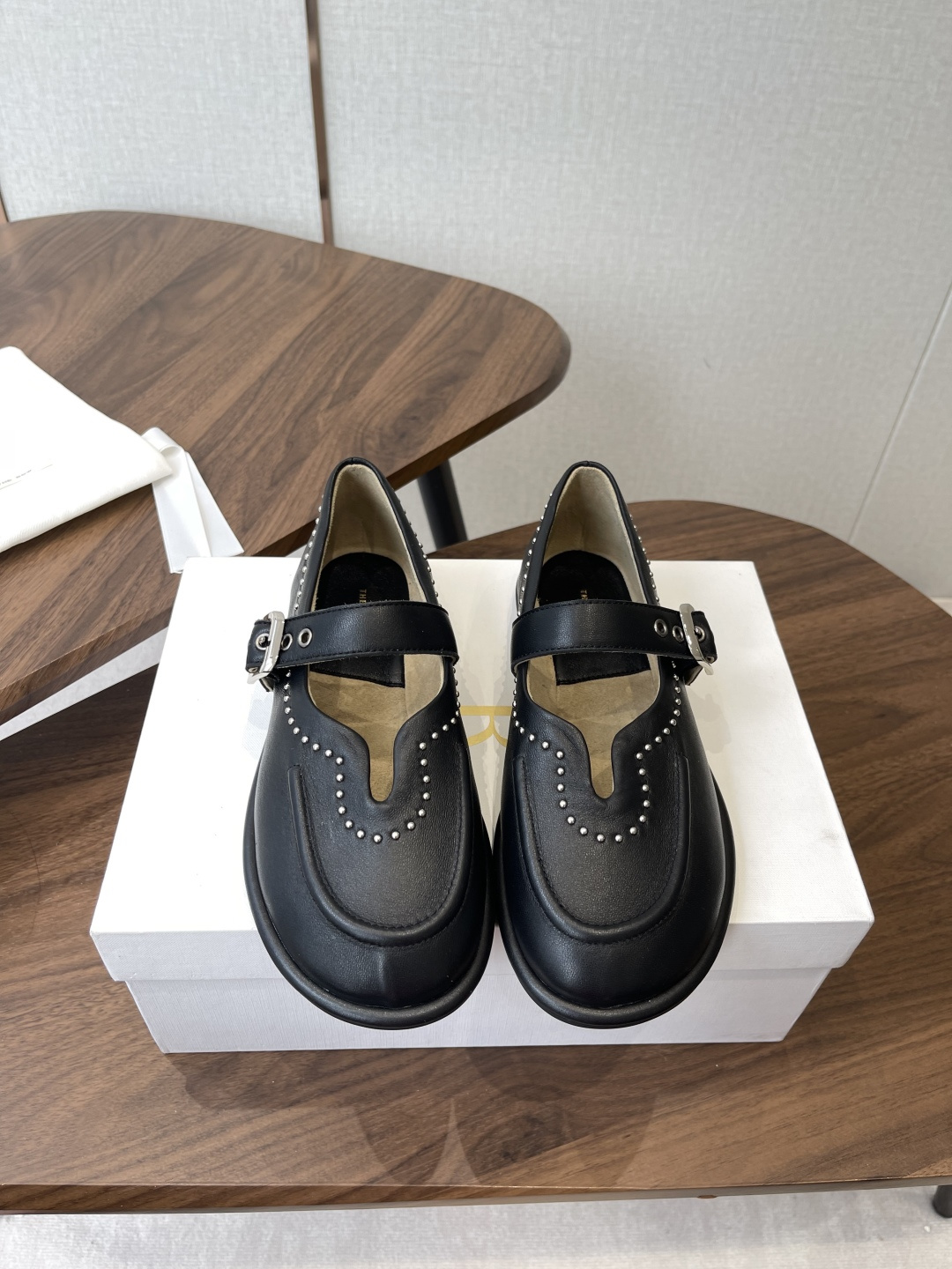 NO:784118,The row_New retro loafers New The Row Mary Janes, handmade metal rivets give the shoes a sense of retro ritual. I fell in love with these shoes at first sight. It has a retro flavor and looks good with any combination!  All major Internet celebrity bloggers are wearing it. There are no Hong Kong treasures on the front and back. The whole shoe is very soft. It is easy to wear and does not rub your feet. It is simple and versatile ~ a style that you don’t want to take off when you put it on. If you have high requirements for foot feel, you can close your eyes and wear it. The upper is original and customized with imported water-dyed calfskin, mixed sheepskin, and suede. The lining is Lu suede. The outsole is original rubber sole. Size 35-41 (40 41 custom-made is not returnable), loafers, loafers, mary  jane,cowhide,sheepskin,chamois leather19860909The row_新款复古乐福鞋 新款The Row玛丽珍,手工金属铆钉赋予鞋履复古仪式感,第一眼看到这个鞋子就爱上了,带点复古味随意搭配都好看！各大网红博主都在穿它,前后无港宝,整个鞋子非常柔软,好穿不磨脚简约百搭款~穿上就不想脱的款,对脚感要求高的闭眼入它 鞋面原版定制进口水染小牛皮、混种羊皮、麂皮 内里lu麂皮绒 大底原厂橡胶底 尺码35-41(40 41订做不退换),乐福鞋,loafers,mary jane,cowhide,sheepskin,chamois leather,Women's Shoes