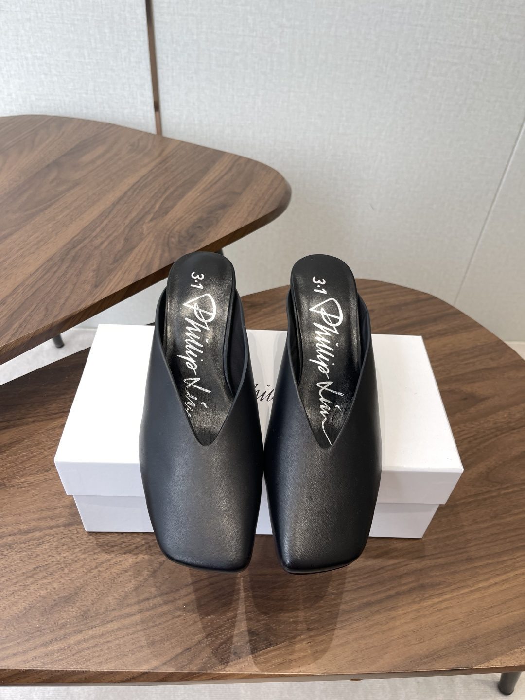 NO:784116,Made in Guangzhou, 3.1 Phillip Lim, new stiletto Roman high-heeled slippers, full leather inside and outside, genuine leather outsole, ultra-light style, invincible texture, produced by Xing Simple and thoughtful shoelace strip design. The small square and round toe does not look particularly formal or old-fashioned. It has a playful feel~ very suitable for daily wear. The upper foot is intellectual and elegant. The overall lines are neat and pure. The fabric is made of lambskin to enhance comfort. The inner insole is sheepskin. TPU outsole. Size 35~39. Half drag, sheepskin, Leather soles19860909莞产3.1 Phillip Lim菲利蒲林 新款细跟罗马高跟拖 内外全皮 真皮大底 超轻款 质感无敌 兴X集团洞口鞋厂生产 没有任何繁杂装饰,纯粹极简,舒服又不失复古文艺气质,值得入手 无论时尚怎么变 这种款式一直都是咱们必入鞋款的季节吧！简约而又有心机的鞋带条设计 小方圆头不会显得特别正式或者老气 倒是有点俏皮的feel~非常适合日常穿搭 上腳知性又大气 整体线条感利落纯粹,面料使用小羊皮 增强舒适度,内里鞋垫羊皮,tpu大底 码数35～39,半拖,sheepskin,Leather soles,Women's Shoes