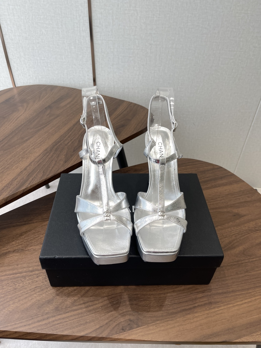 NO:784113,Chanel Xiaoxiang 26ss latest catwalk fashion, water platform high heels, top quality, light luxury but not tiring, can be matched with spring and summer clothes, highlighting texture and taste, simple yet luxurious appearance, even if it is just a sandal, it is definitely a must-have pair in the summer shoe cabinet. Imported sheepskin lining on the upper, imported sheepskin lining, outsole, Italian genuine leather, heel height 11cm, Size#35-40 (40.41)  Custom-made (non-refundable), high heels and sandals, chanel, sandals, high heels, sheepskin, Leather soles19860909chanel 小香 26ss最新走秀时装 水台高跟鞋 顶级品质 轻奢而不累脚、上脚可随意搭配春夏的服饰、更加彰显质感和品味、简约中带奢华的外观、哪怕只是一款凉鞋 绝对是要在夏日鞋柜必备双 鞋面进口羊皮内里进口羊皮内里 大底意大利真皮大底 跟高11cm Size#35-40（40.41 订做不退换）,高跟鞋凉鞋,chanel,sandals,high heels,sheepskin,Leather soles,Women's Shoes