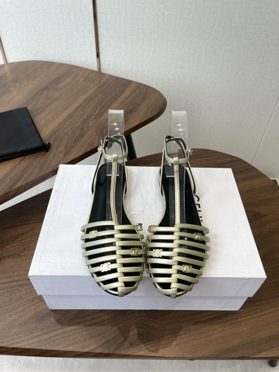 NO:784110,Celine spring and summer Arc de Triomphe fashion shoes, soft open-foot design, ankle straps. The upper feet are really super slim and beautiful. The exquisite Arc de Triomphe logo specific to the C family is so beautiful. Original calfskin upper, top-grade mixed sheepskin lining/foot pads, Italian genuine cowhide outsole Size 35-40 (custom-made for 40, non-returnable), sandals, celine, chanel, sandals, cowhide, sheepskin19860909Celine春夏凯旋门时装鞋 柔美的露脚设计,脚踝绑带. 上脚真的超级显瘦超级美 C家特定的精致凯旋门logo 好看到爆 鞋面原版小牛皮 内里/垫脚采用顶级混种羊皮 意大利真牛皮大底 Size35-40(40订做不退换),凉鞋,celine,chanel,sandals,cowhide,sheepskin,Women's Shoes