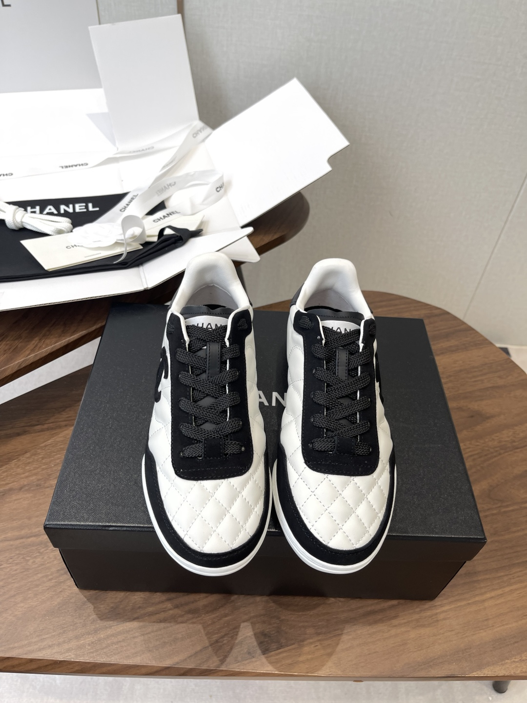 NO:784105,Made in Guangdong, CHANEL Chanel diamond pattern moral training shoes, casual sports shoes, original purchase, development and production, Xiaoxiang's latest hidden tennis shoes, soft diamond pattern, soft big tongue and classic double C logo, full of retro feel, and the most versatile black and white color, a must-have casual shoe for coco girls, broken nail design on the sole, super soft, original custom lambskin diamond pattern fabric, imported custom sheepskin lining, original molded outsole  Size35-40 (40 orders are not returnable), casual shoes/sports shoes, chanel, chanel, sneakers, sheepskin19860909莞产CHANEL香奈儿菱格纹德训鞋 休闲 运动鞋 原版购入开发 做货 小香最新隐藏款网球鞋软菱格纹 柔软大鞋舌和经典双C logo满满的复古感又是最最最百搭的黑白配色 coco女孩必入的一款休闲鞋 鞋底碎钉设计 超级柔软 面料原版定制小羊皮菱格纹 内里进口定制羊皮 鞋底原版开模大底 Size35-40（40订做不退换）,休闲鞋/运动鞋,chanel,chanel,sneakers,sheepskin,Women's Shoes