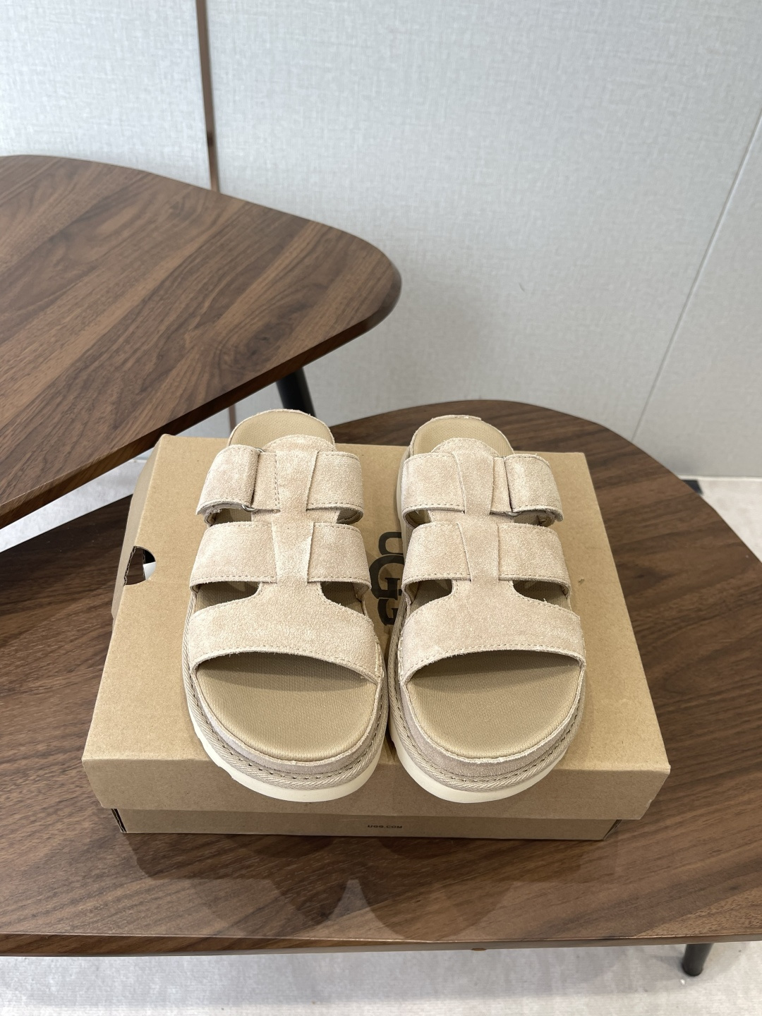 NO:784102,Wan Guan UGG Venus slippers 26ss new slippers!  Classic retro style, versatile colors, large uppers that make your feet slimmer in seconds, and thick soles that make your feet look smaller in seconds!  Highly elastic cushioning soles ~ Soft and elastic, they won’t tire your feet after being worn for a long time. A must-have slipper in summer!  Handmade welt hemming design, counter-level quality, great value for money, two colors maroon, sand color, size 35-41 (40, 41 customized), slippers, slippers19860909莞产UGG金星拖鞋 26ss新拖鞋！ 经典复古版型,百搭的颜色,大鞋面上脚秒显瘦,厚鞋底,穿上秒显脚小！ 高弹缓震鞋底哦～软弹不塌,久穿不累脚,夏季必备拖鞋！ 手工沿条包边设计,专柜级品质,性价比拉满 两色栗色、沙色 size35-41（40、41定制）,拖鞋,slippers,Women's Shoes